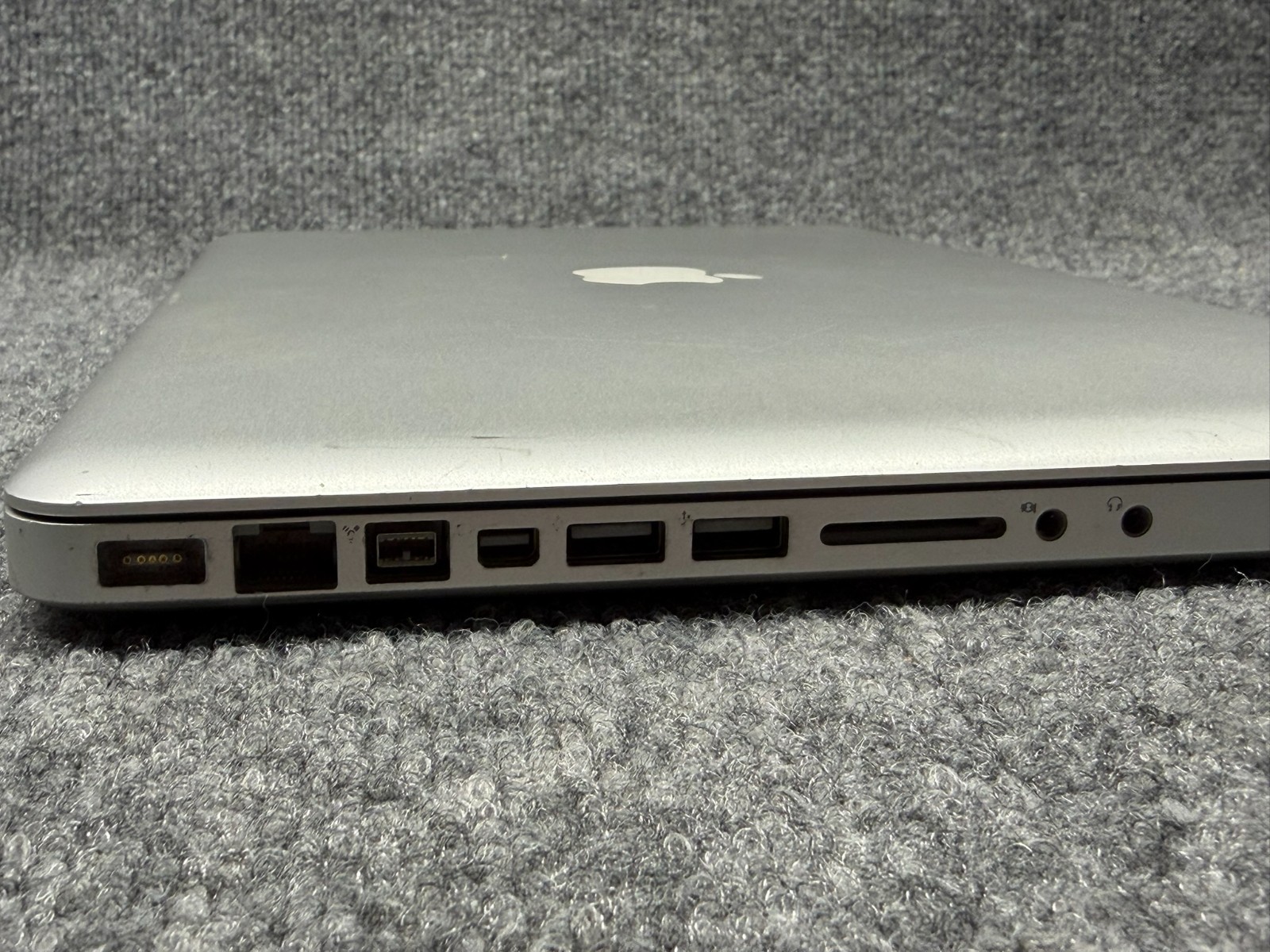 Apple MacBook Pro A1286 15″ Laptop Intel Core 2 Duo P8600 2.40GHz 4GB RAM 250GB