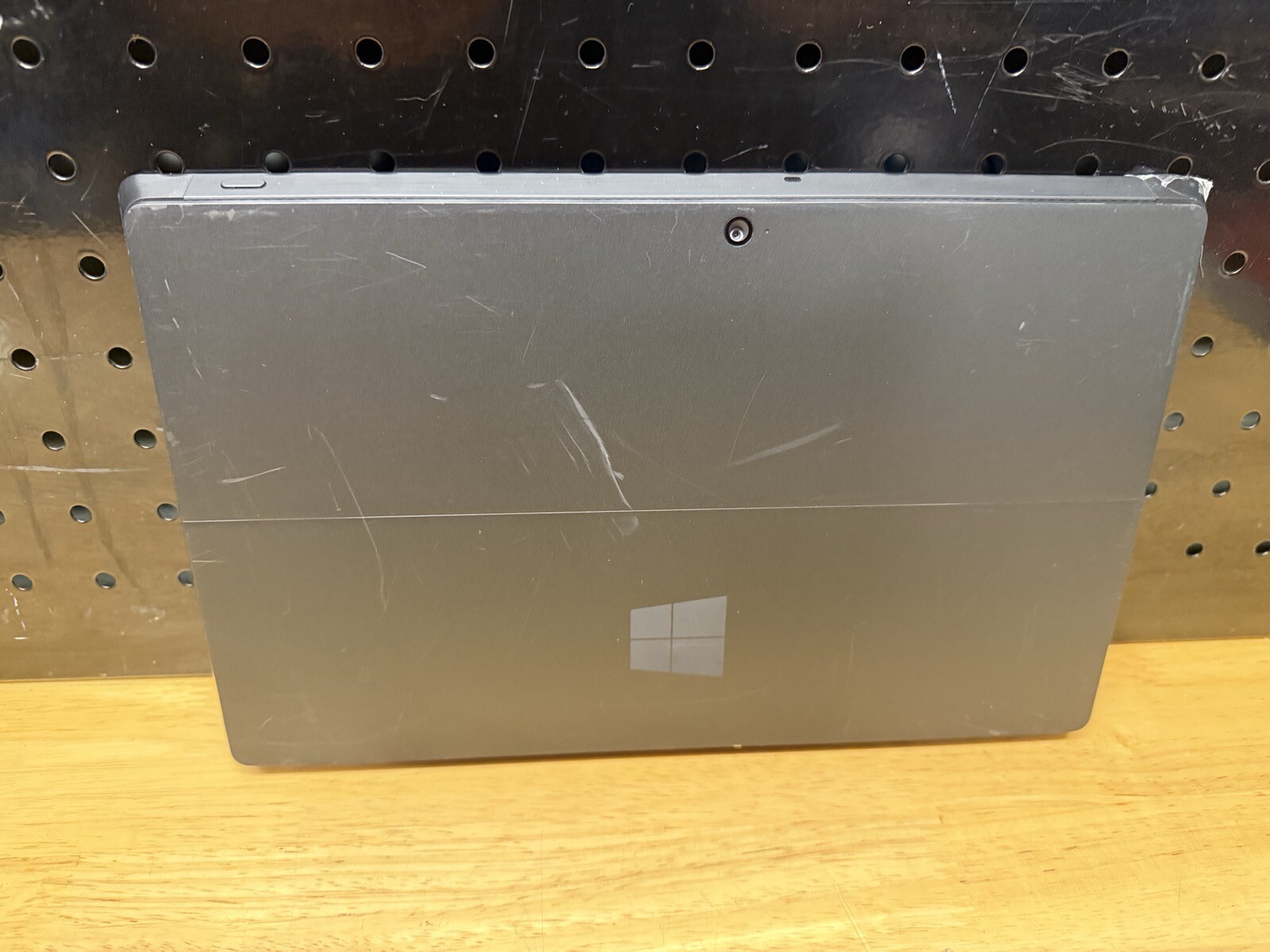 10.6″ Surface Pro Intel i5-3317U @ 1.7GHz / 4GB RAM / 64GB SSD / Cracked Screen