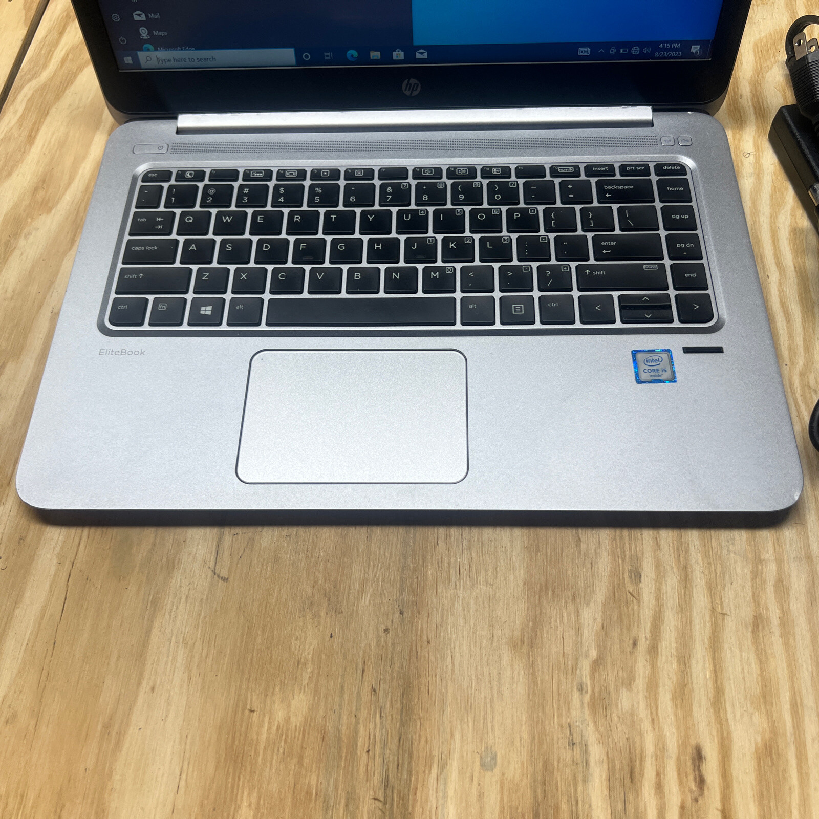 HP EliteBook Folio 1040 G3 Core i5-6300U 2.4 GHz 8 GB 256 GB SSD Windows 10 Pro