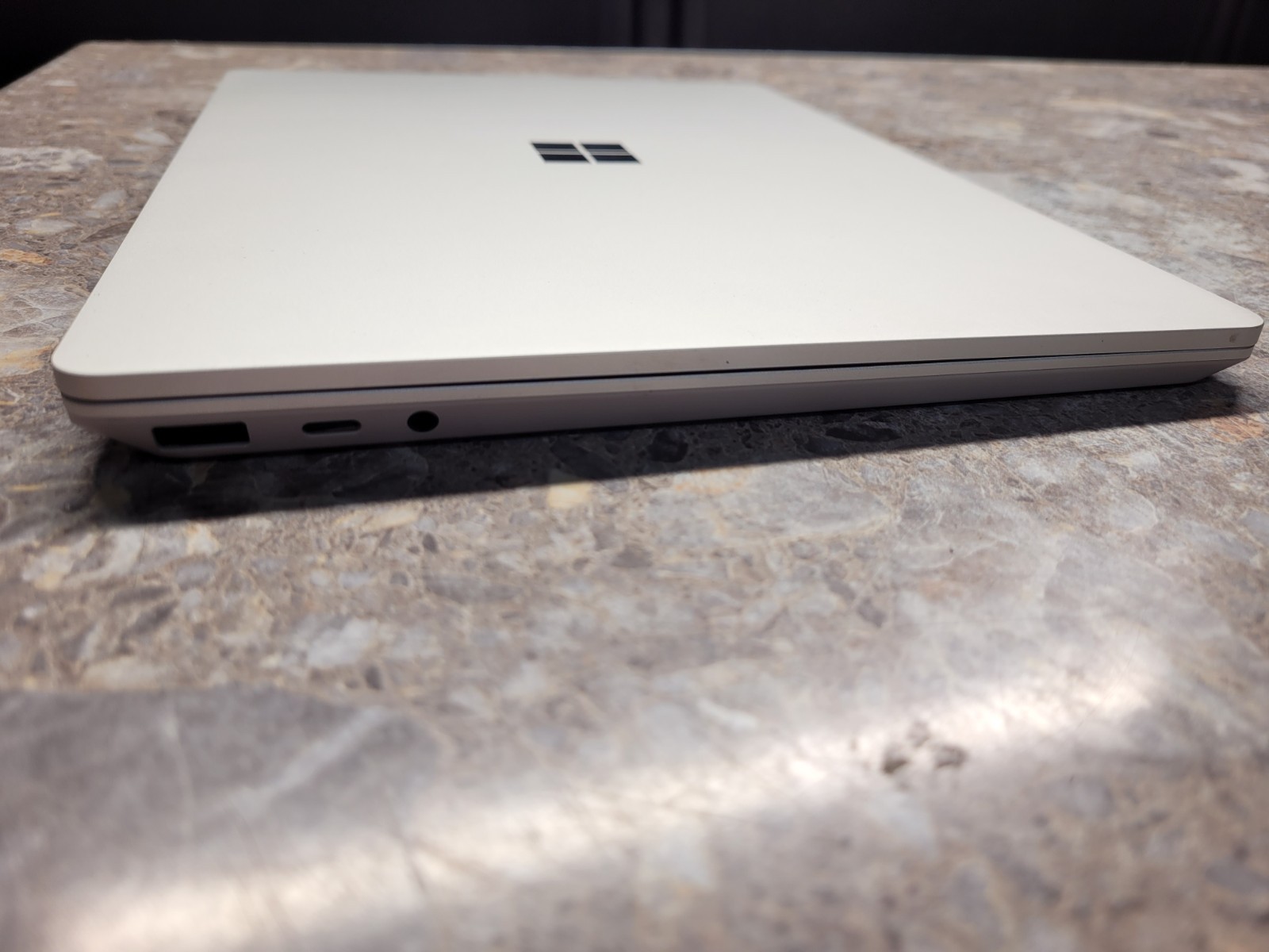 Microsoft Surface Laptop Go 1943 i5 1035G1 1.0GHZ 12.4″ 8GB 128GB Win 11 Mouse