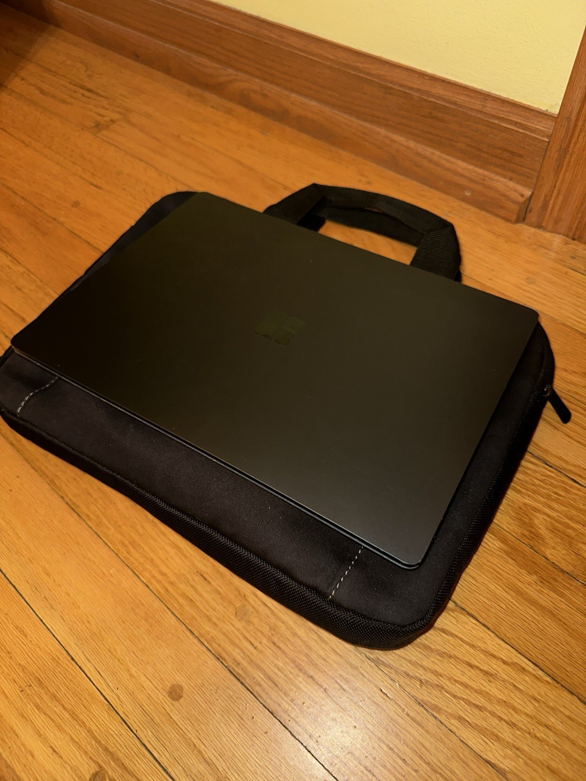 Microsoft Surface Laptop 13.5 inch (256 GB, Intel Core i5 7th Gen., 2.50 GHz,, 8