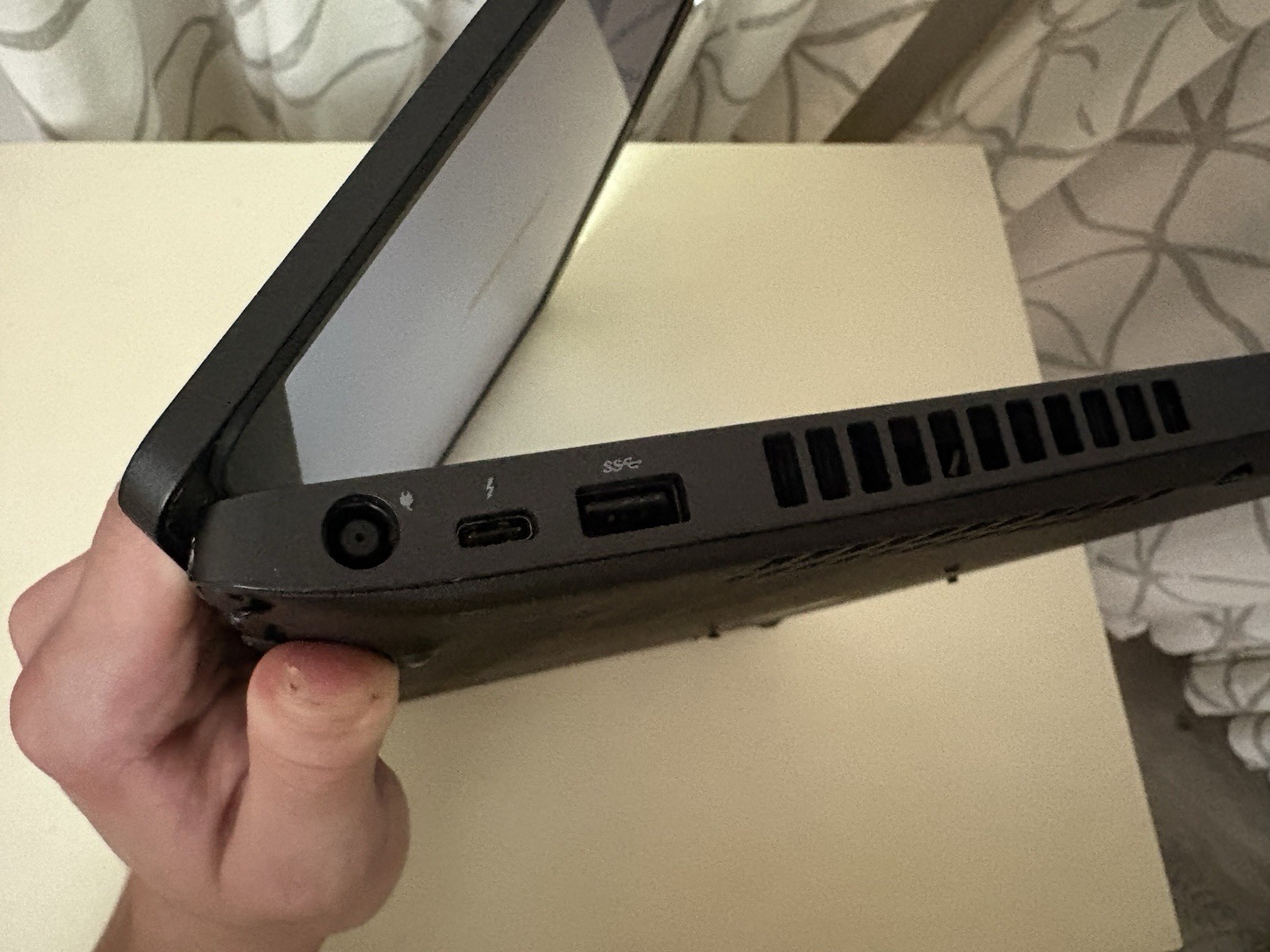 DELL LATITUDE 5501 15.6″ i5-9300H, **READ, NO RAM, NO SSD**