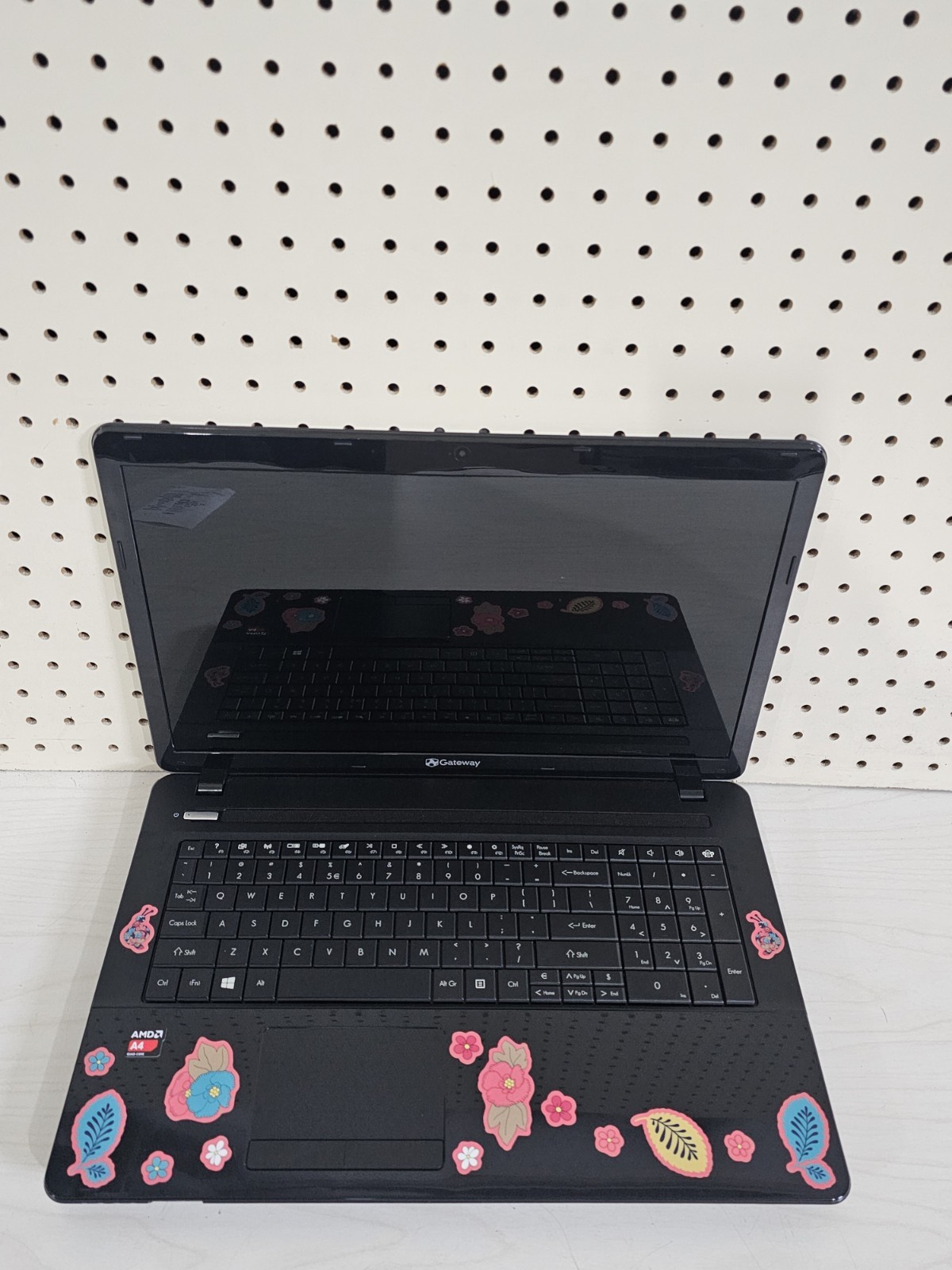 Gateway EG70 Laptop – 8GB RAM – 250GB HDD – WON’T POWER ON – BAD BATT – NO OS
