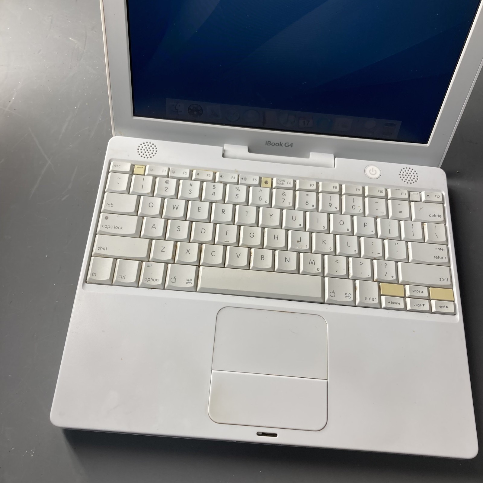 Apple iBook A1054 G4 PowerPC@1.20GHz 1.25GB Ram 30GB HDD OS 109 Battery Cycles