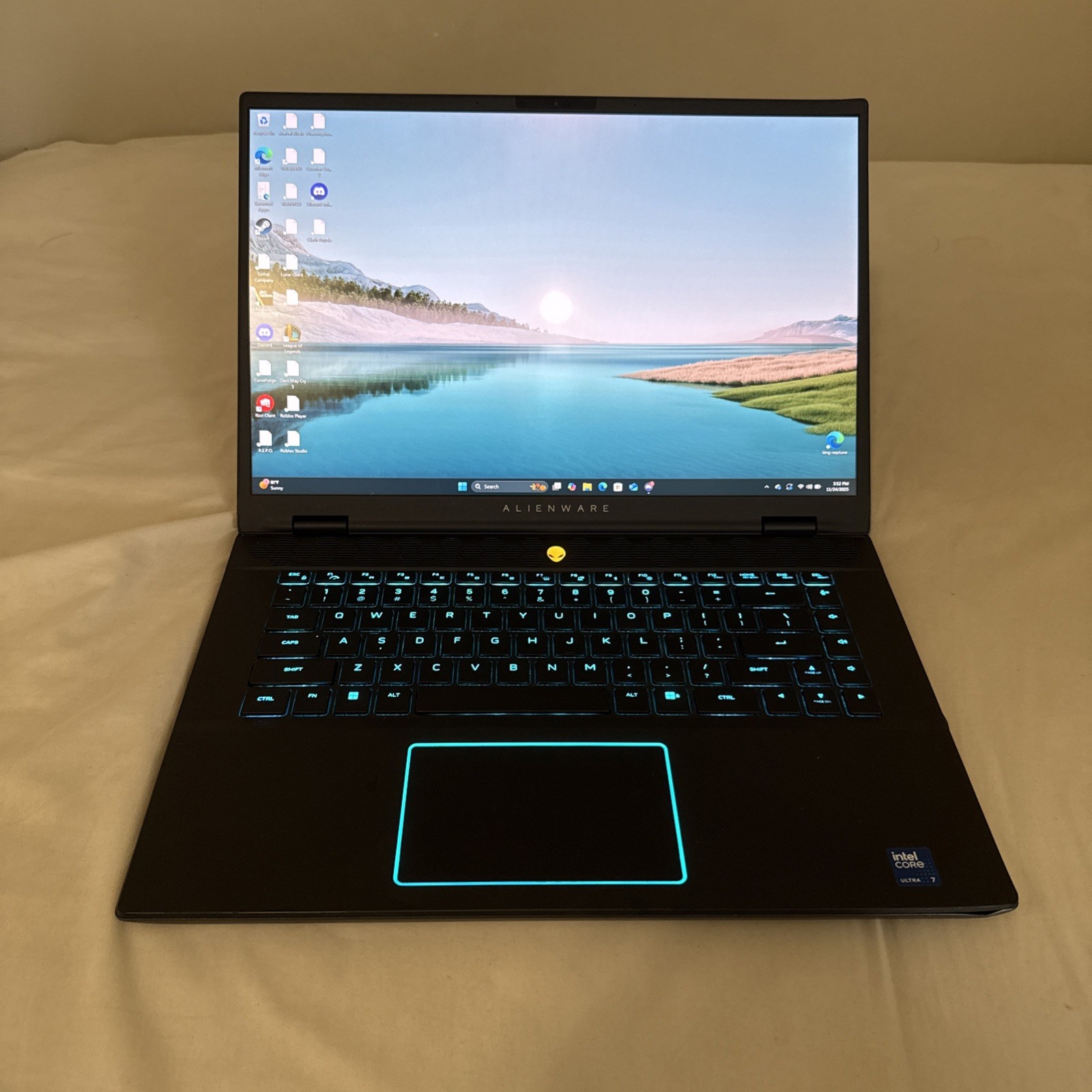 Alienware M16 R2 16″ QHD+ 240Hz Ultra 7-155H Laptop 16GB RAM, 1TB SSD, RTX 4070