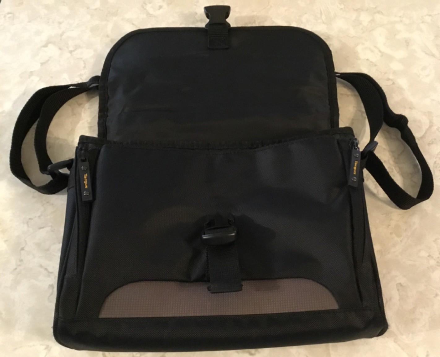 Acer Aspire One D255E Intel Atom N455 1.66GHz, 512KB Cache Windows 7 Bag Charger