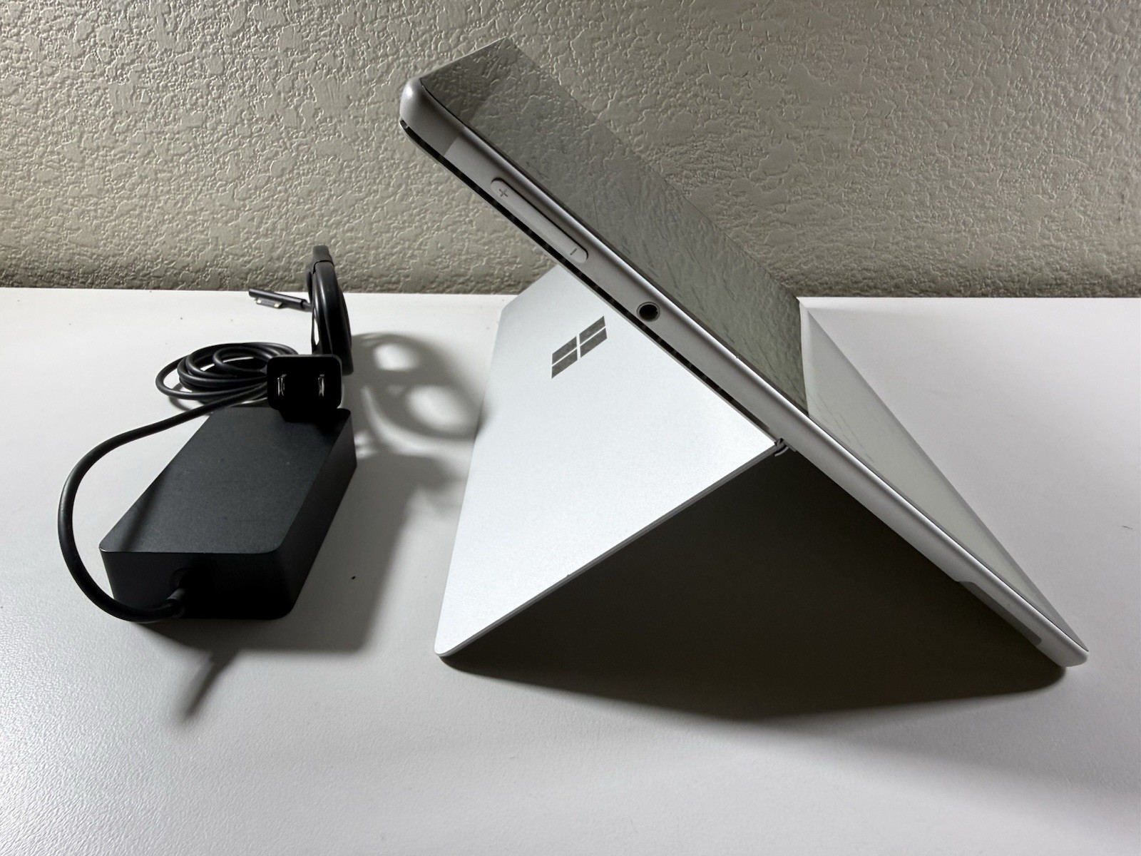 Microsoft Surface Pro 8 (1982) i5-1145G7 – 16GB RAM – 256GB 120Hz – Win 11 Pro