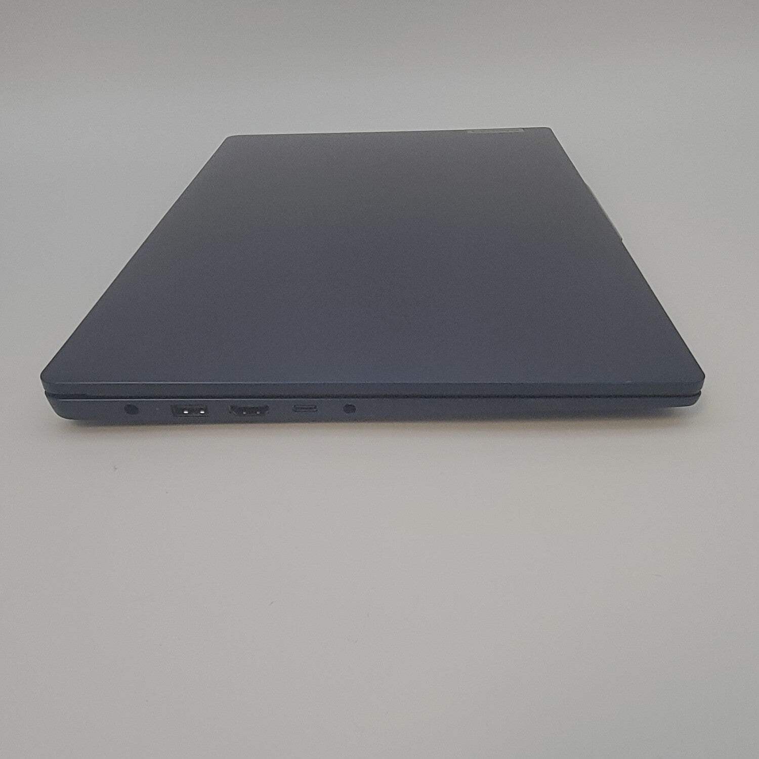 Lenovo IdeaPad Slim 3 15AMN8 15.6″ Ryzen 5 7520U 2.8GHz 8GB RAM 512GB SSD