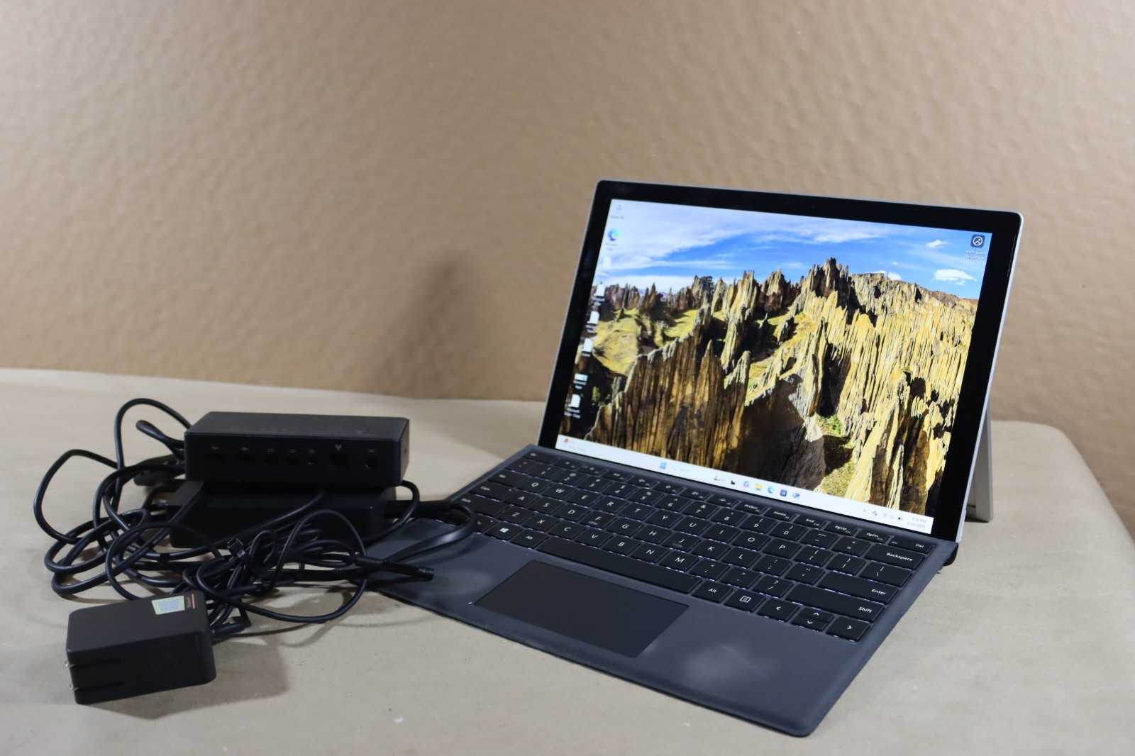 Microsoft Surface Pro 5 i5-7300U 8GB RAM 256GB Wi-Fi + Cellular / LTE