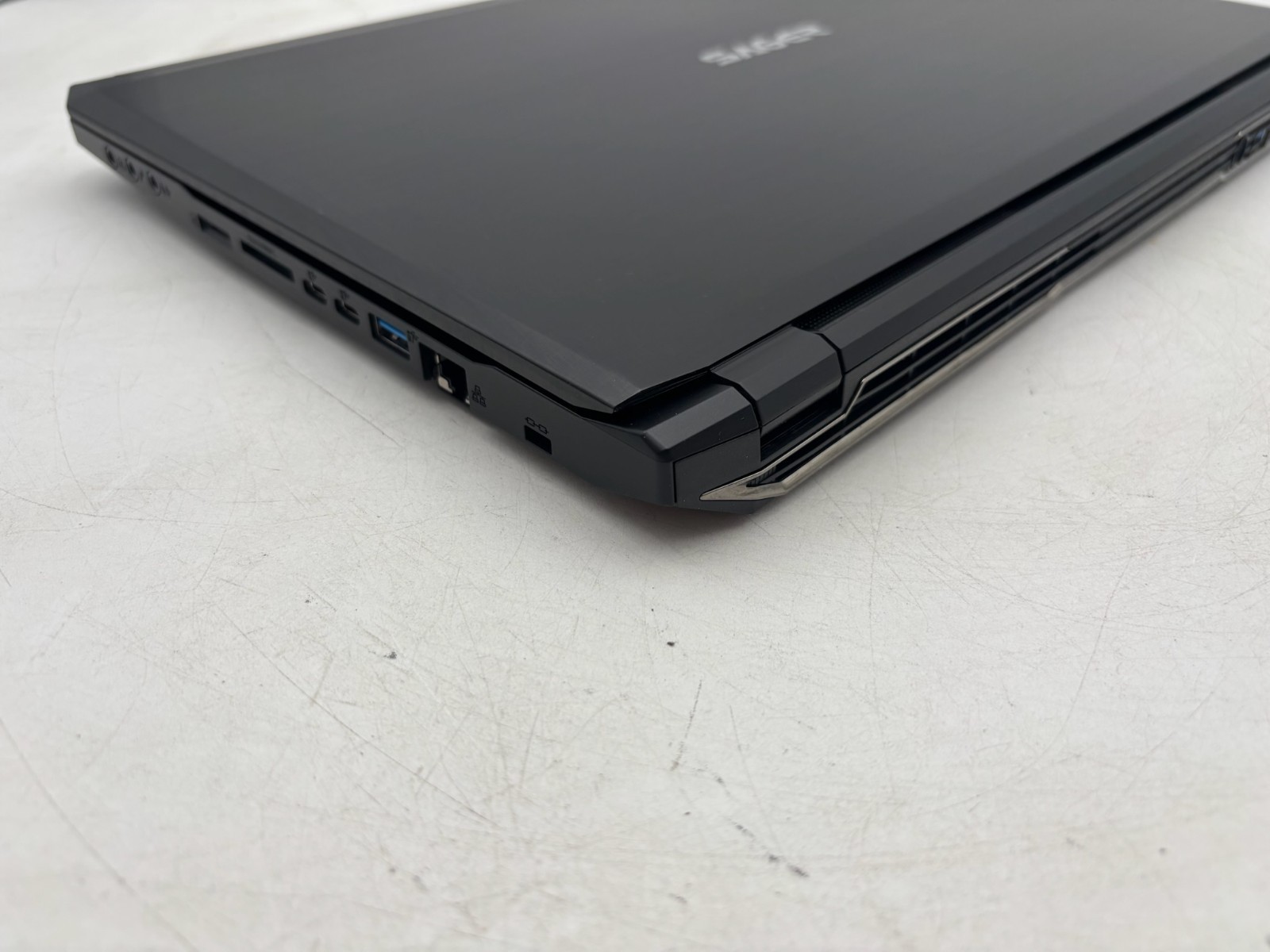 Sager Gaming P650HP 15.6″ 512 GB SSD + 1 TB HDD 16 GB RAM i7-7700HQ GTX 1060
