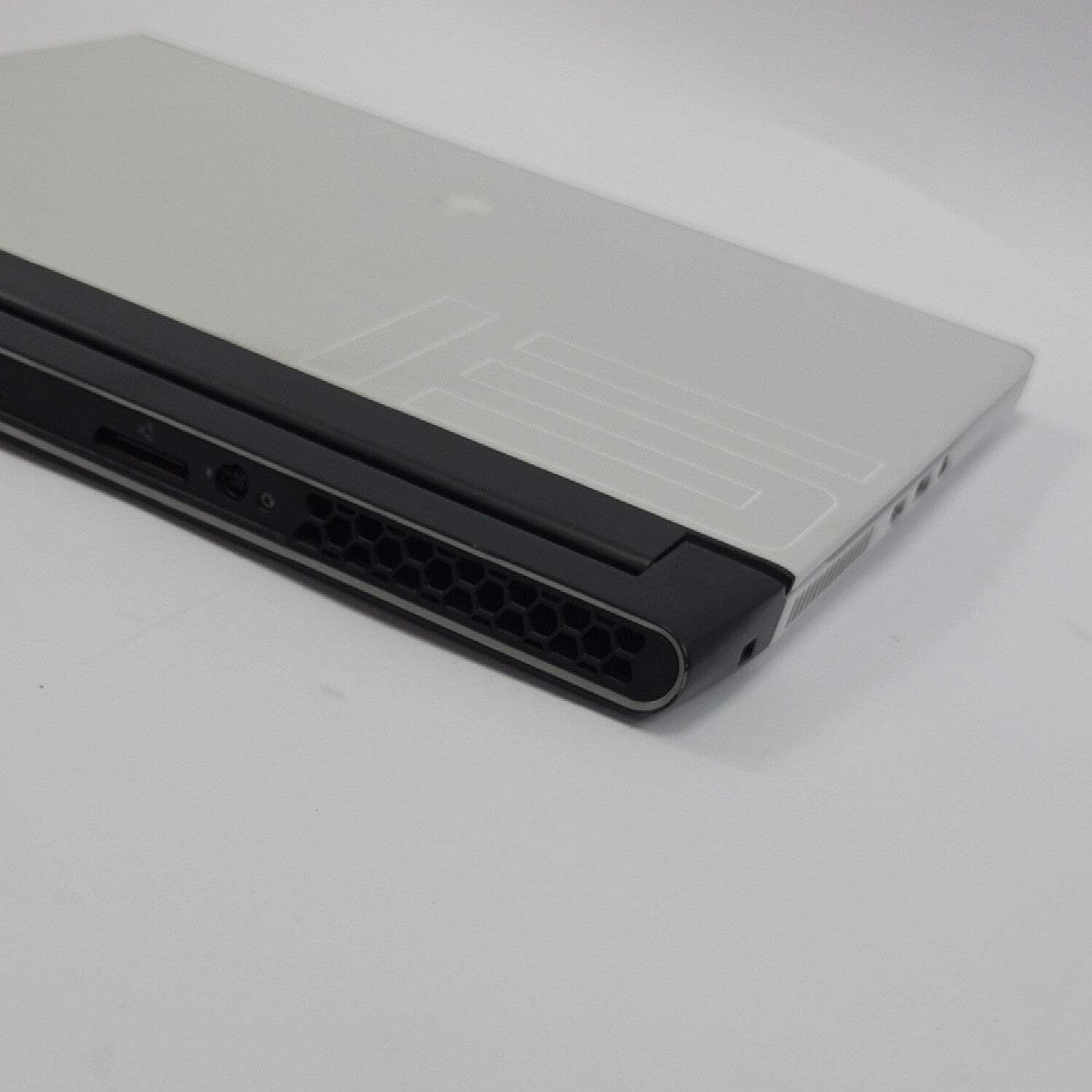 Alienware M15 R4 15.6″ i7-10870H 2.2GHz 16GB RAM 1TB SSD GeForce RTX 3070