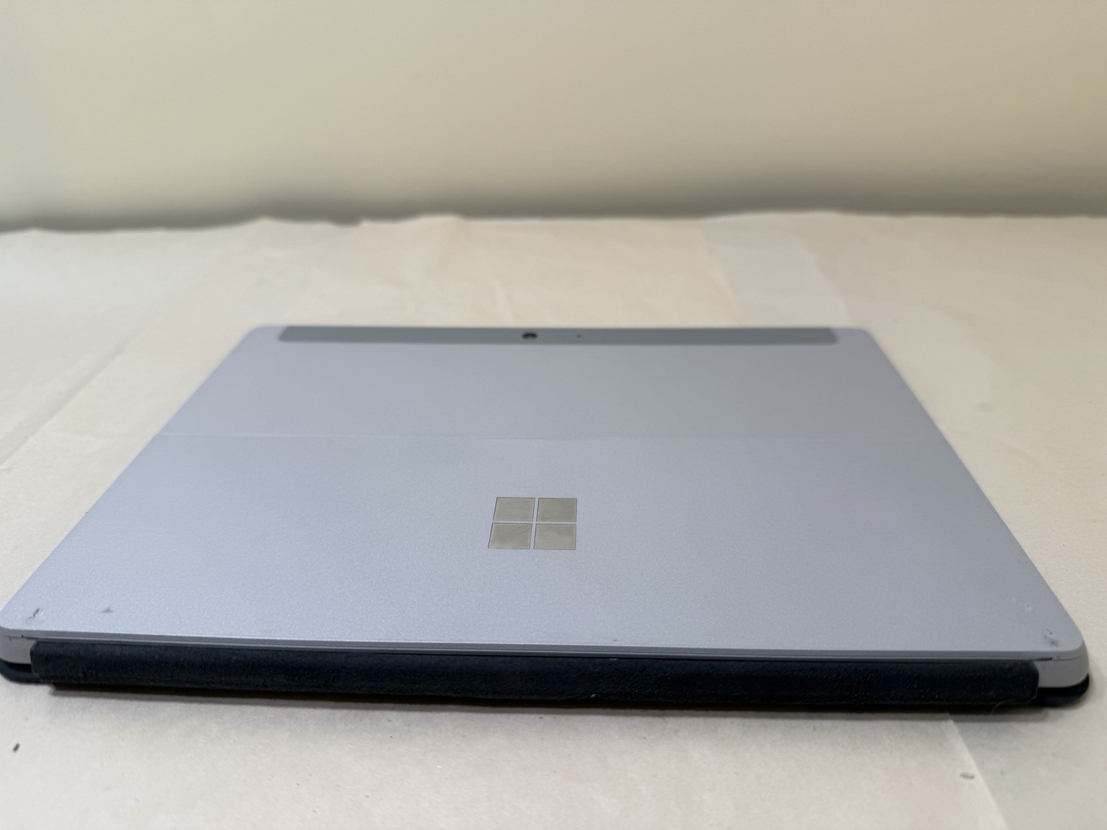 Microsoft Surface GO Tablet + Keyboard 1824 / Pentium 4415Y / 4GB RAM / 64GB SSD
