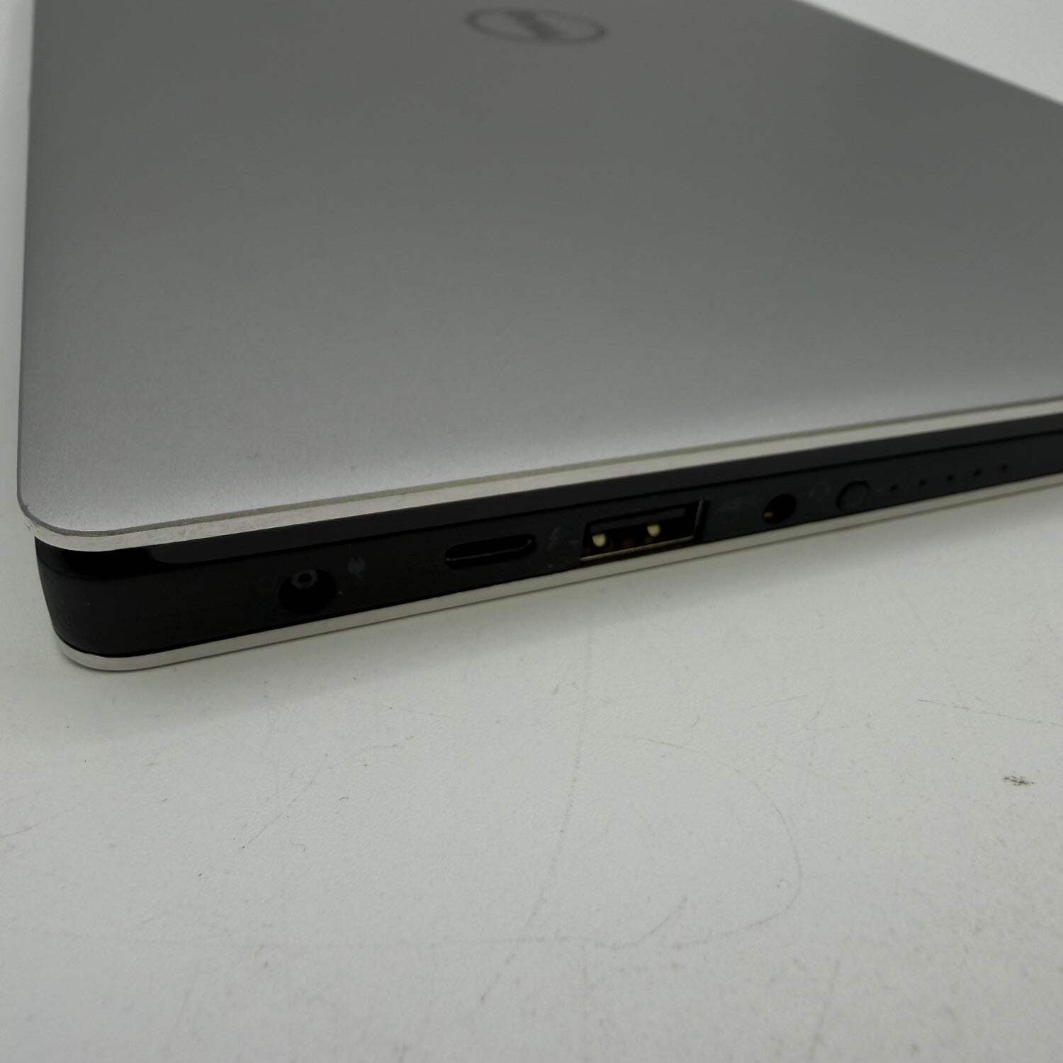 Dell XPS 9360 13.3″ i7-7660u 2.5GHz 16GB RAM 256GB SSD
