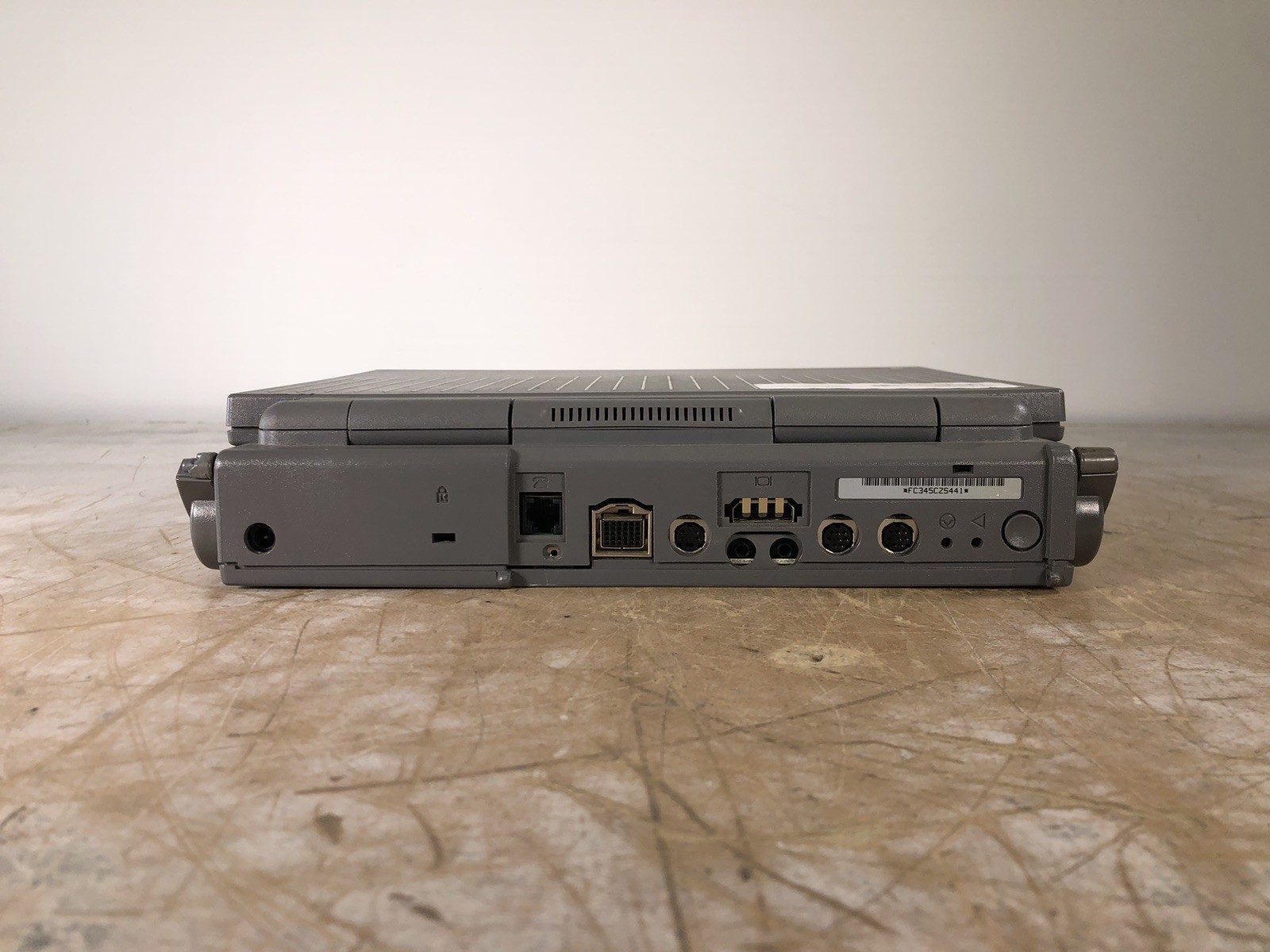 APPLE POWERBOOK 180 (M4440) 68030 @ 33Mhz, 4MB RAM, NO HDD/OS – (FOR PARTS)