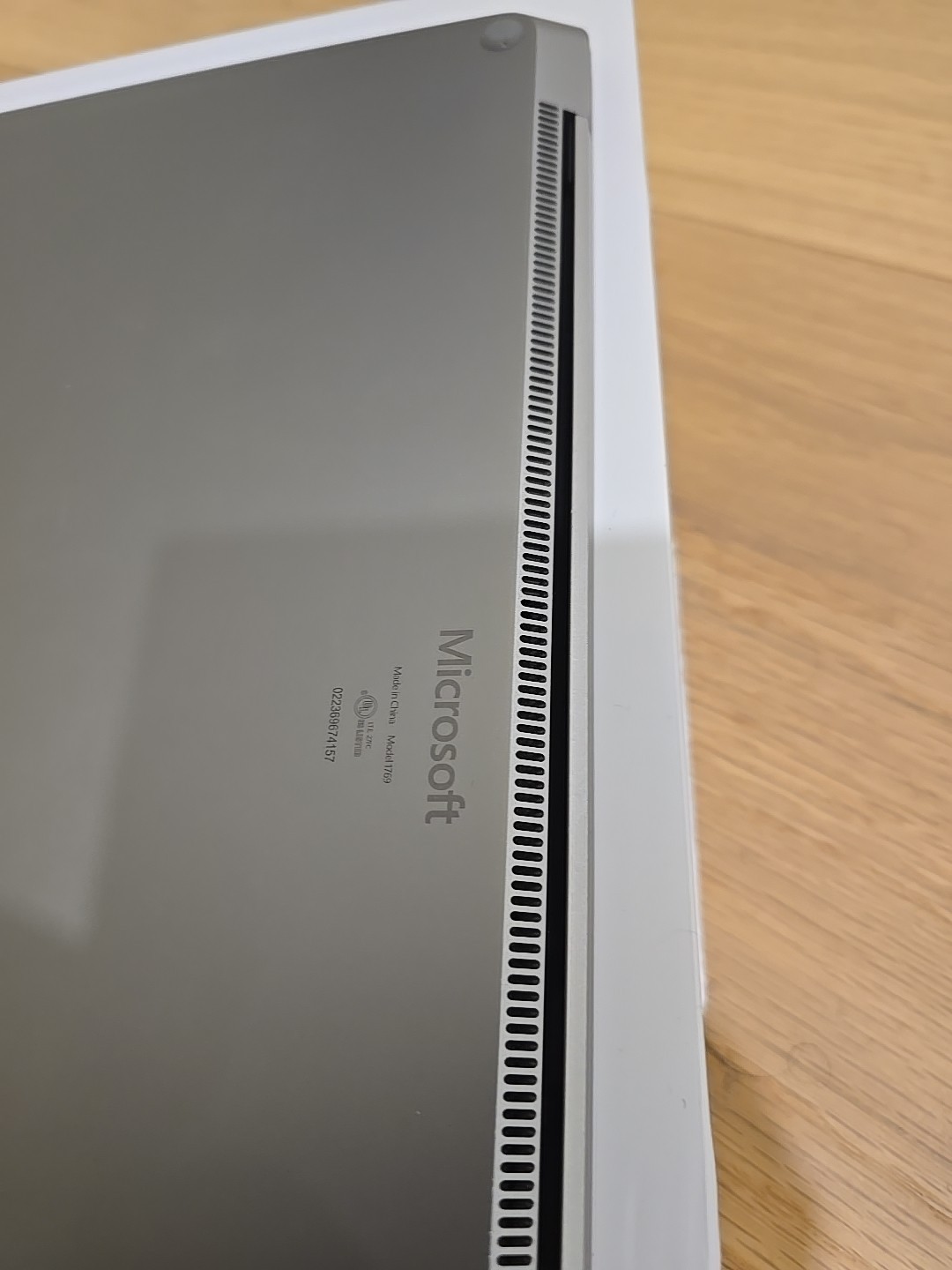 Microsoft Surface Laptop 13.5″ (256GB SSD, Intel Core i7-7660U, 2.50GHz, 8GB