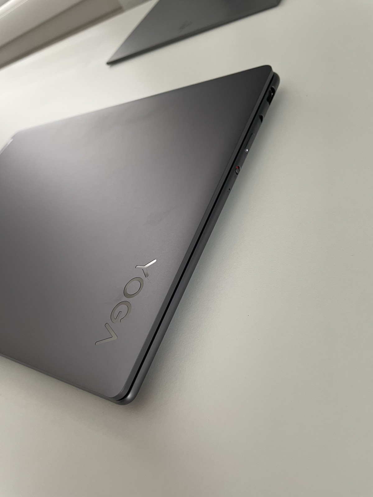 Lenovo Yoga Slim 7i AI Laptop 14” WUXGA OLED Display Intel i7 32GB Ram 1TB SSD