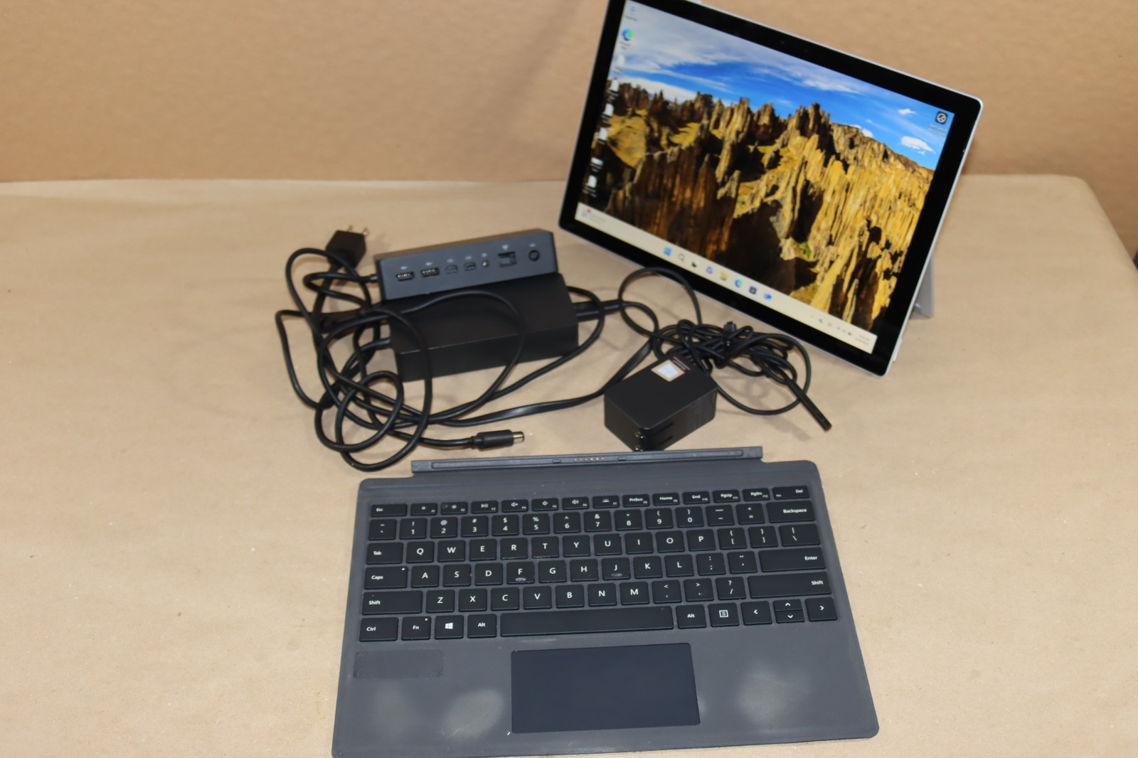 Microsoft Surface Pro 5 i5-7300U 8GB RAM 256GB Wi-Fi + Cellular / LTE