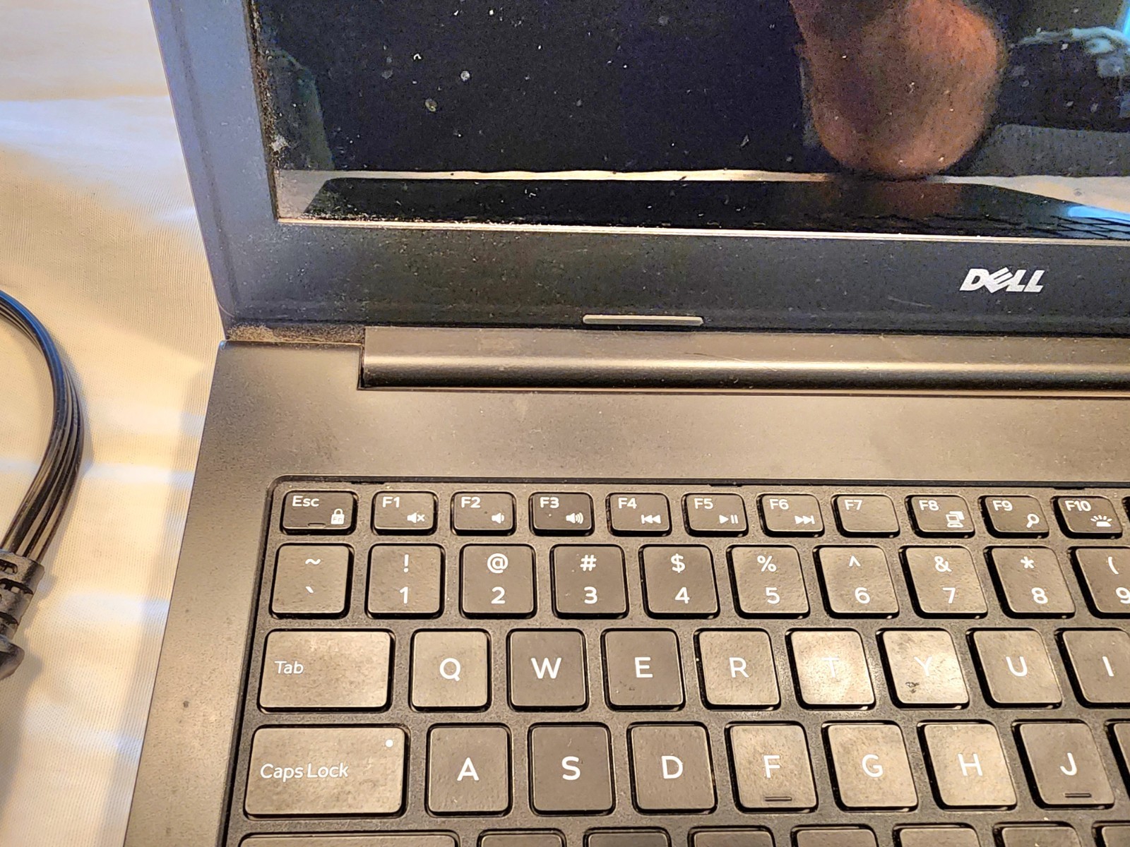 Dell Inspiron 15 5547 15.6″ i5-4210U 8GB RAM 1TB HDD – WORKS – NEEDS HINGE