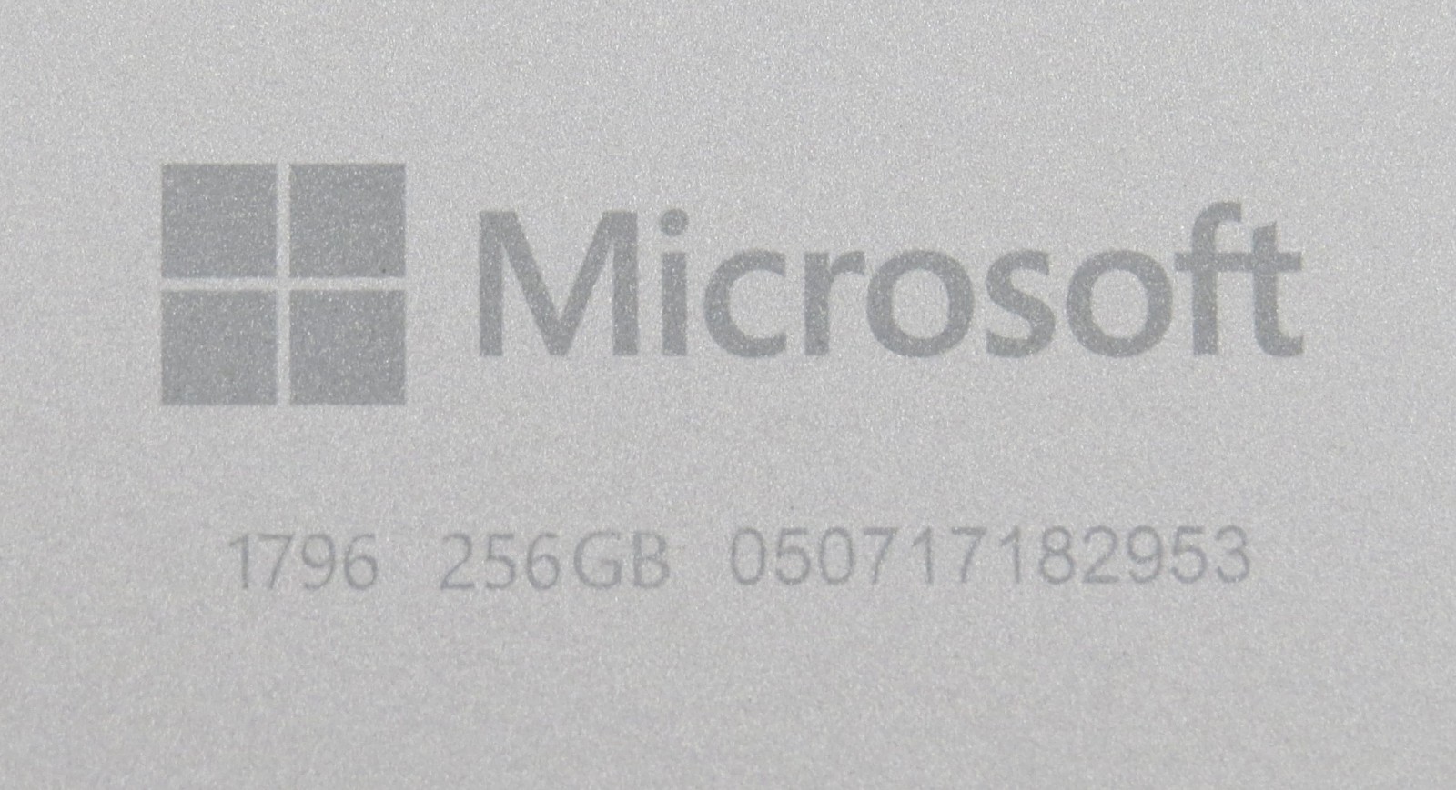Surface Pro 5 i5-7300U @ 2.6GHz 8GB DDR3 12″ Touch 256GB HD No OS/AC