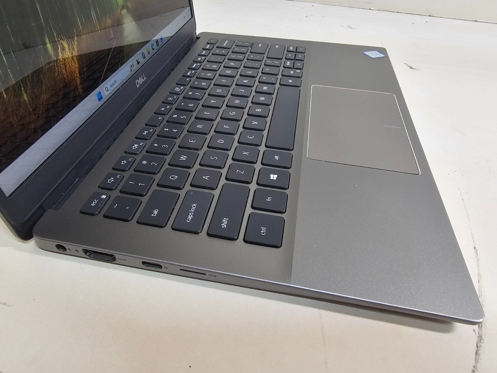 Dell Latitude 3301 Laptop – 1.8 GHz i7-8565U 8GB 256GB SSD Wi-Fi Cam 13.3″ – SP3