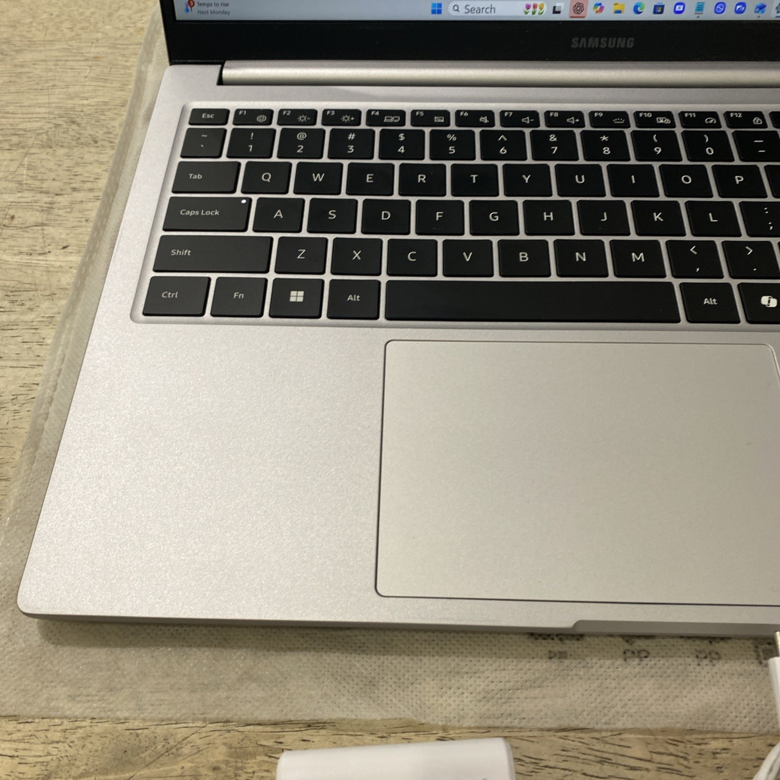 Samsung Galaxy Book 4| 15.6 Silver FHD Intel Core 7 150U| 16GB RAM|512GB SSD