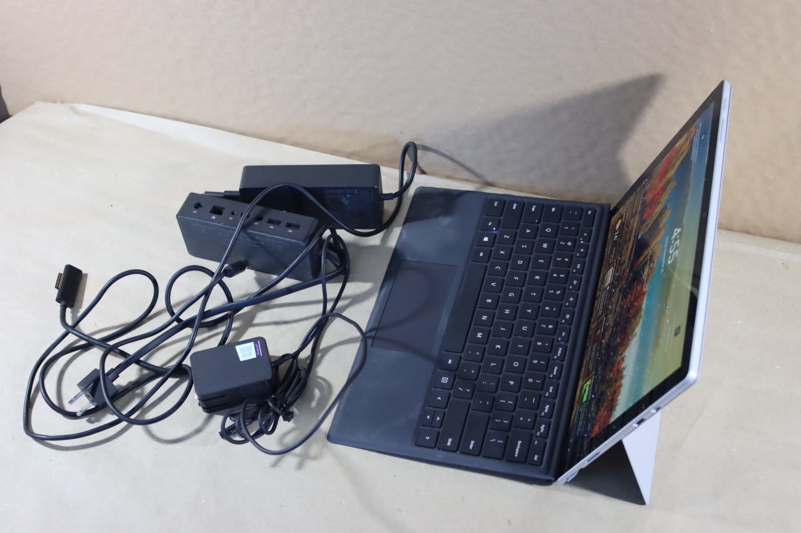 Microsoft Surface Pro 5 i5-7300U 8GB RAM 256GB Wi-Fi + LTE