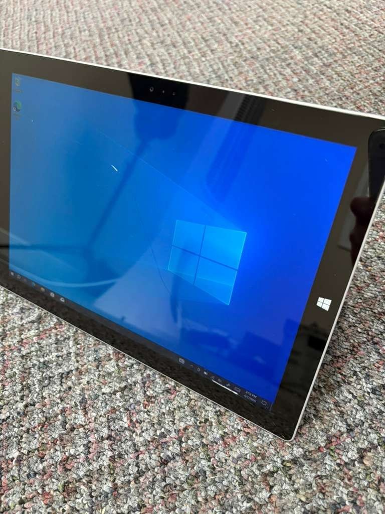 Microsoft Surface Pro 3 Intel Core i3-4020Y. 1.50 GHz 4GB RAM 64GB SSD *READ*