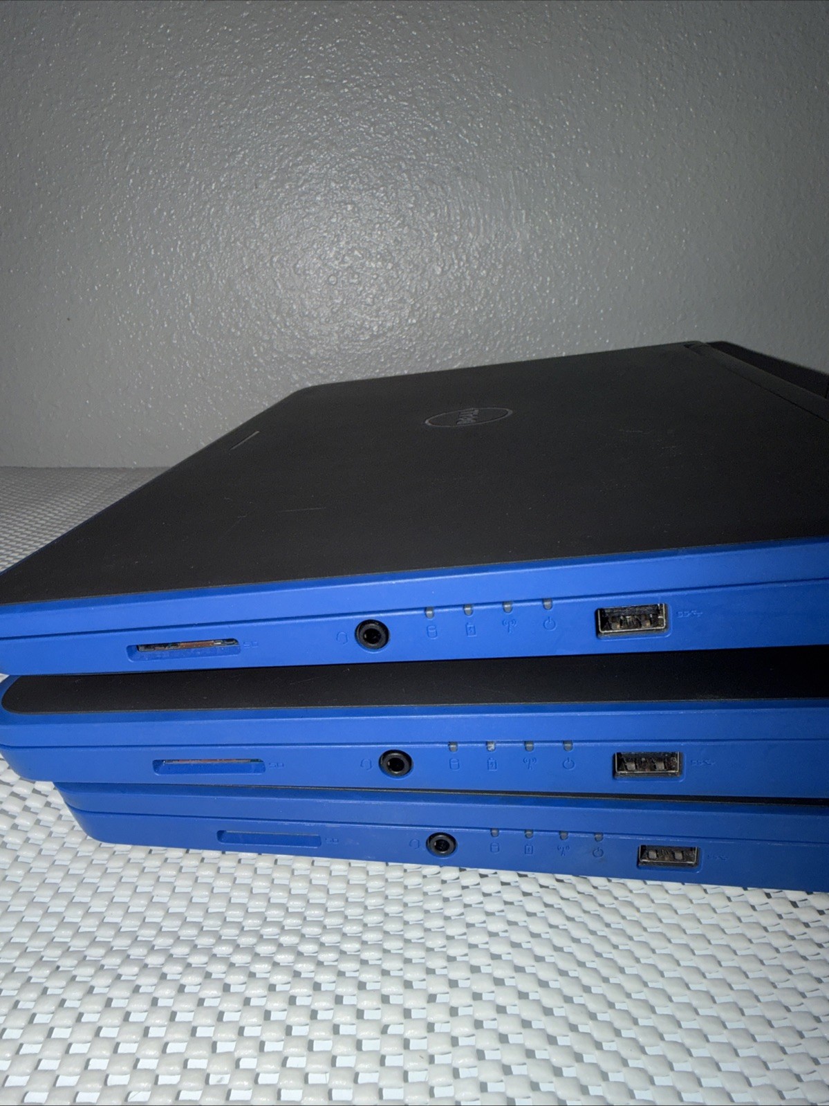 Dell Latitude BLUE Core i3-4005U 1.7GHz 13.3″ 4GB 320GB HD No Touch- Win 7