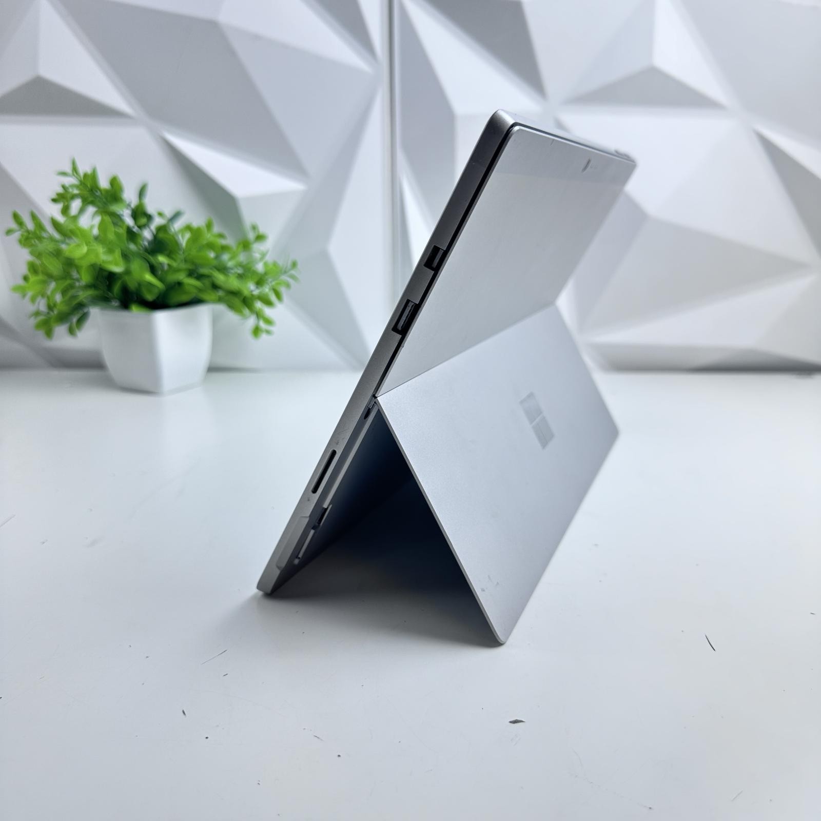 Microsoft Surface Pro 5 12.3″ Touch, Intel i5-7300U, 8GB, 256GB, LTE *Pls READ*