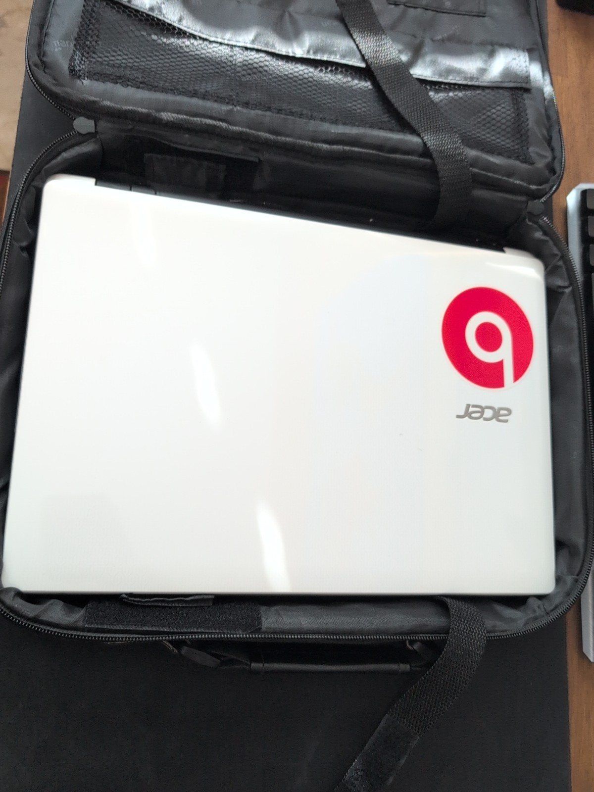 Acer E5-411 256 SSD Win 10 With Manhattan Bag And Cooling Fan Pad