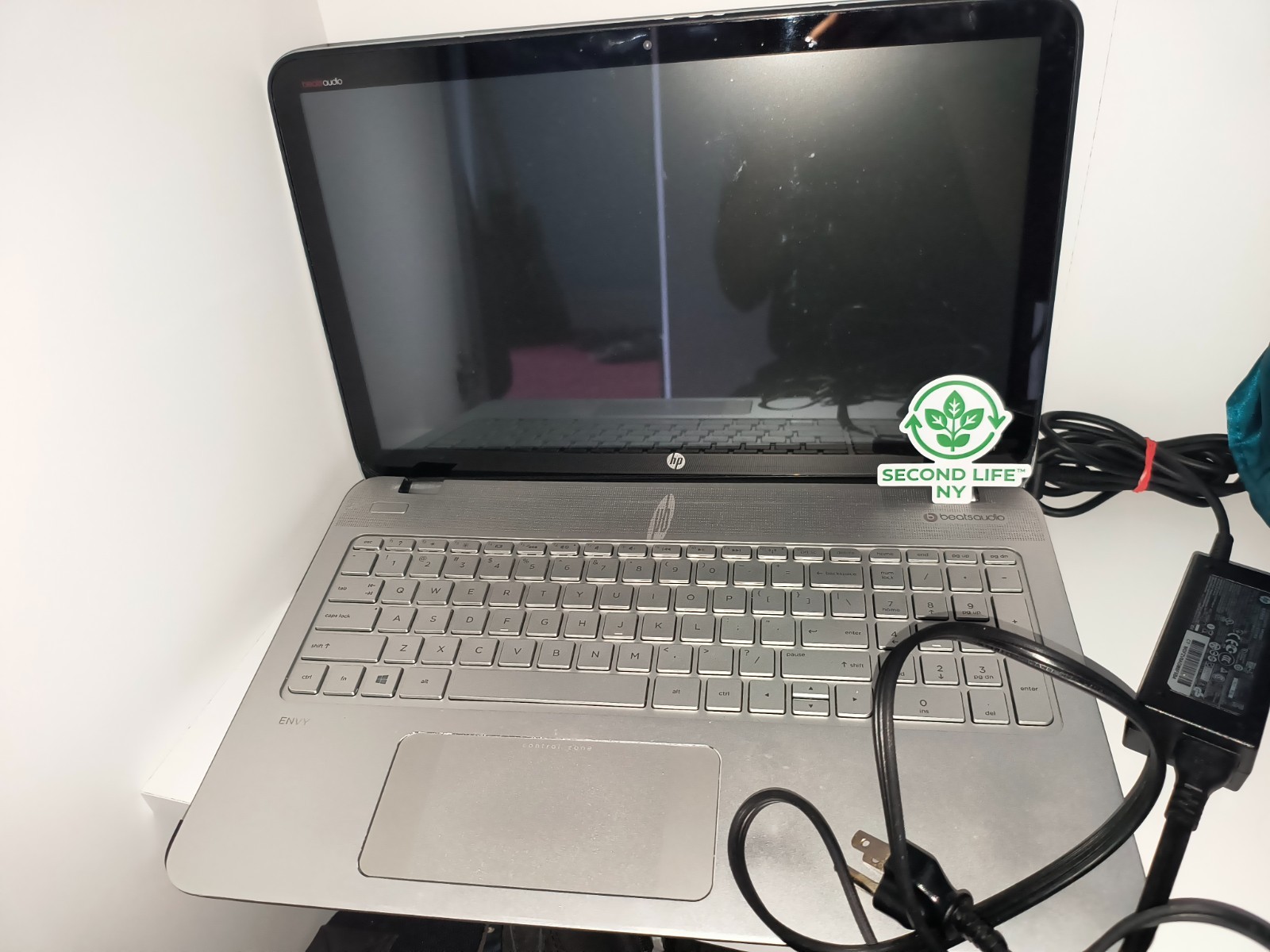 HP Envy M6-N010DX 4GB NO HDD, comes with battery & charger