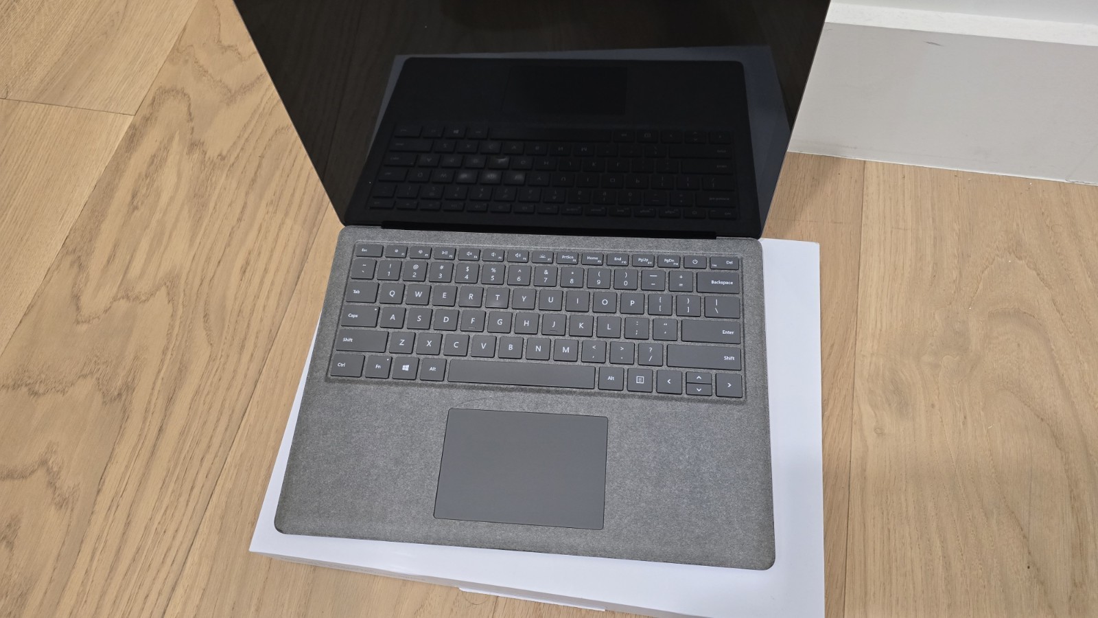 Microsoft Surface Laptop 13.5″ (256GB SSD, Intel Core i7-7660U, 2.50GHz, 8GB