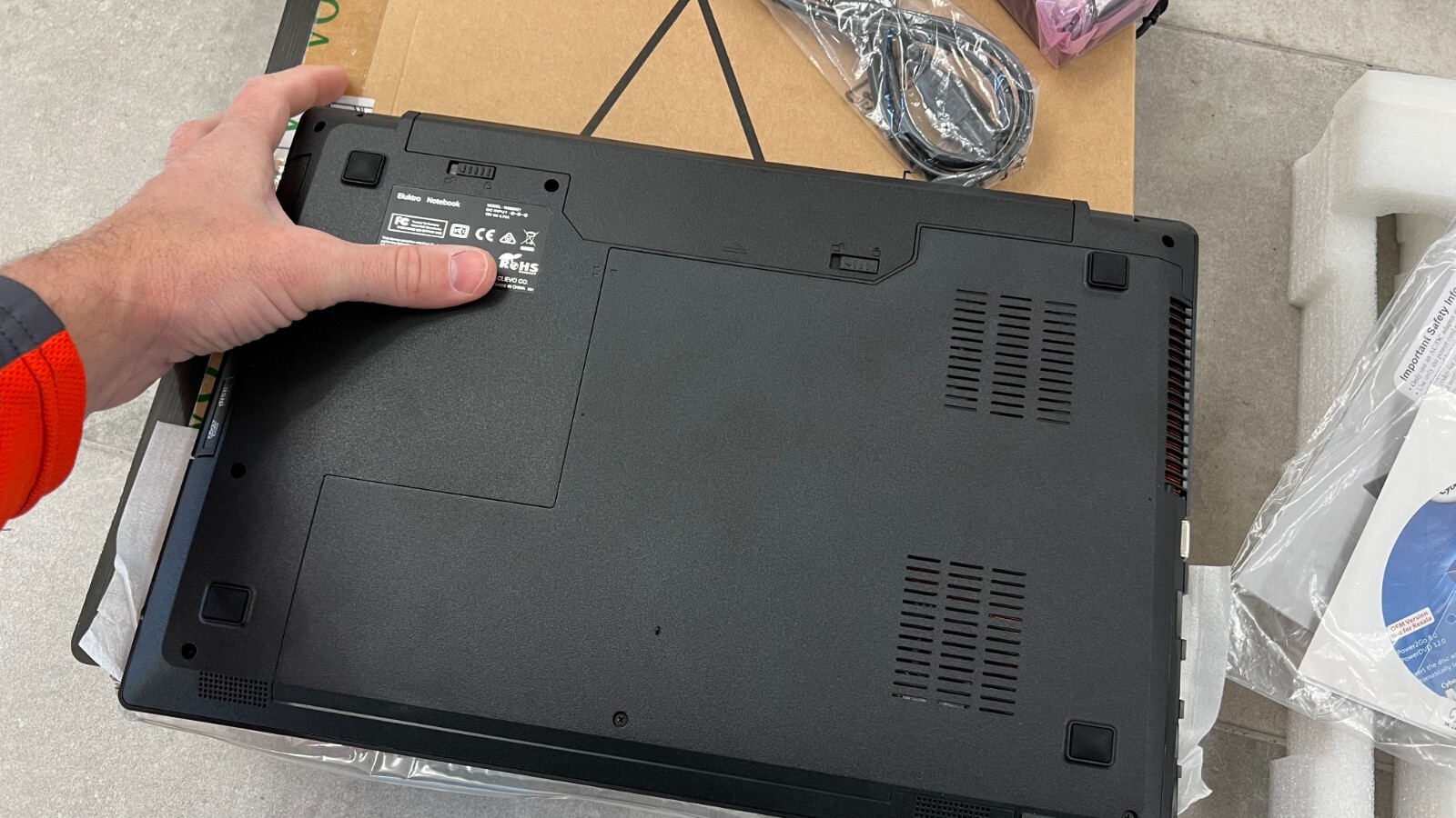 Eluktronics W650RZ1 15.6″ laptop i7 6700HQ 1080p Barebones