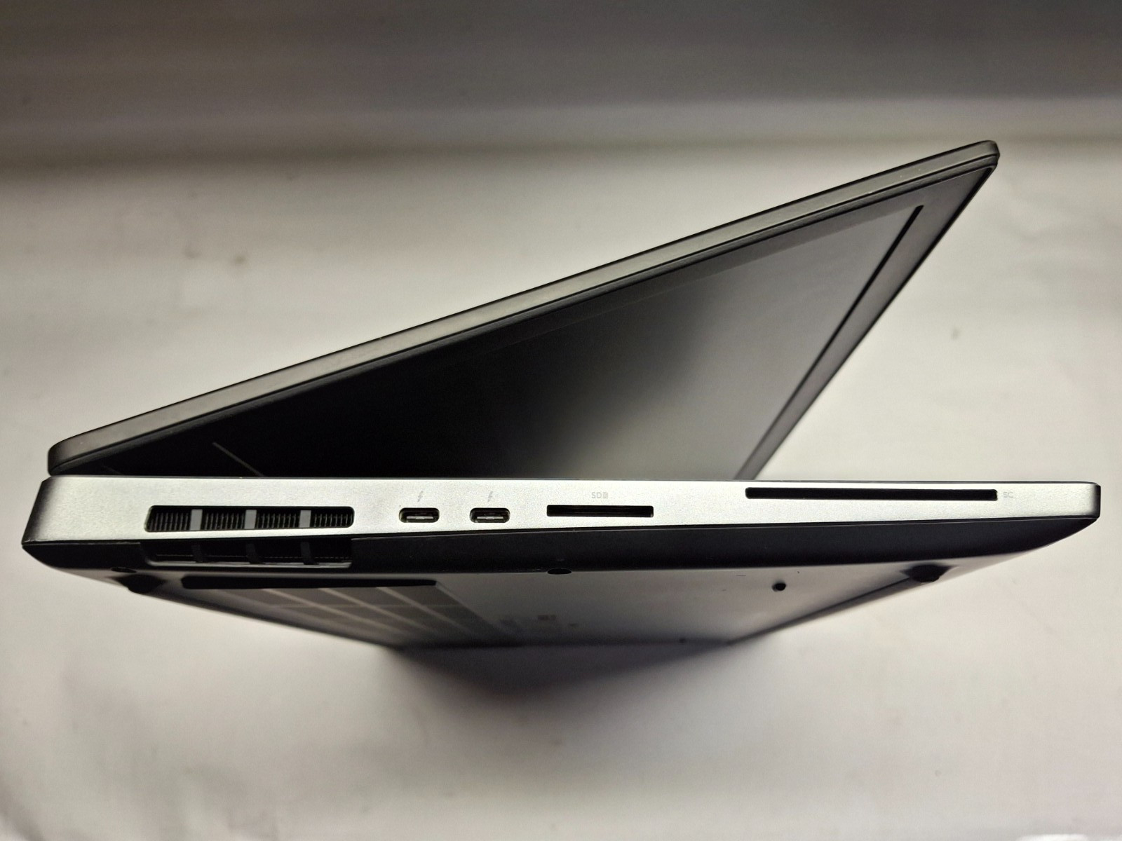 Dell Precision 7530 i7 8850H 256GB SSD 16GB 15.6″ FHD Quadro P1000 Win11P