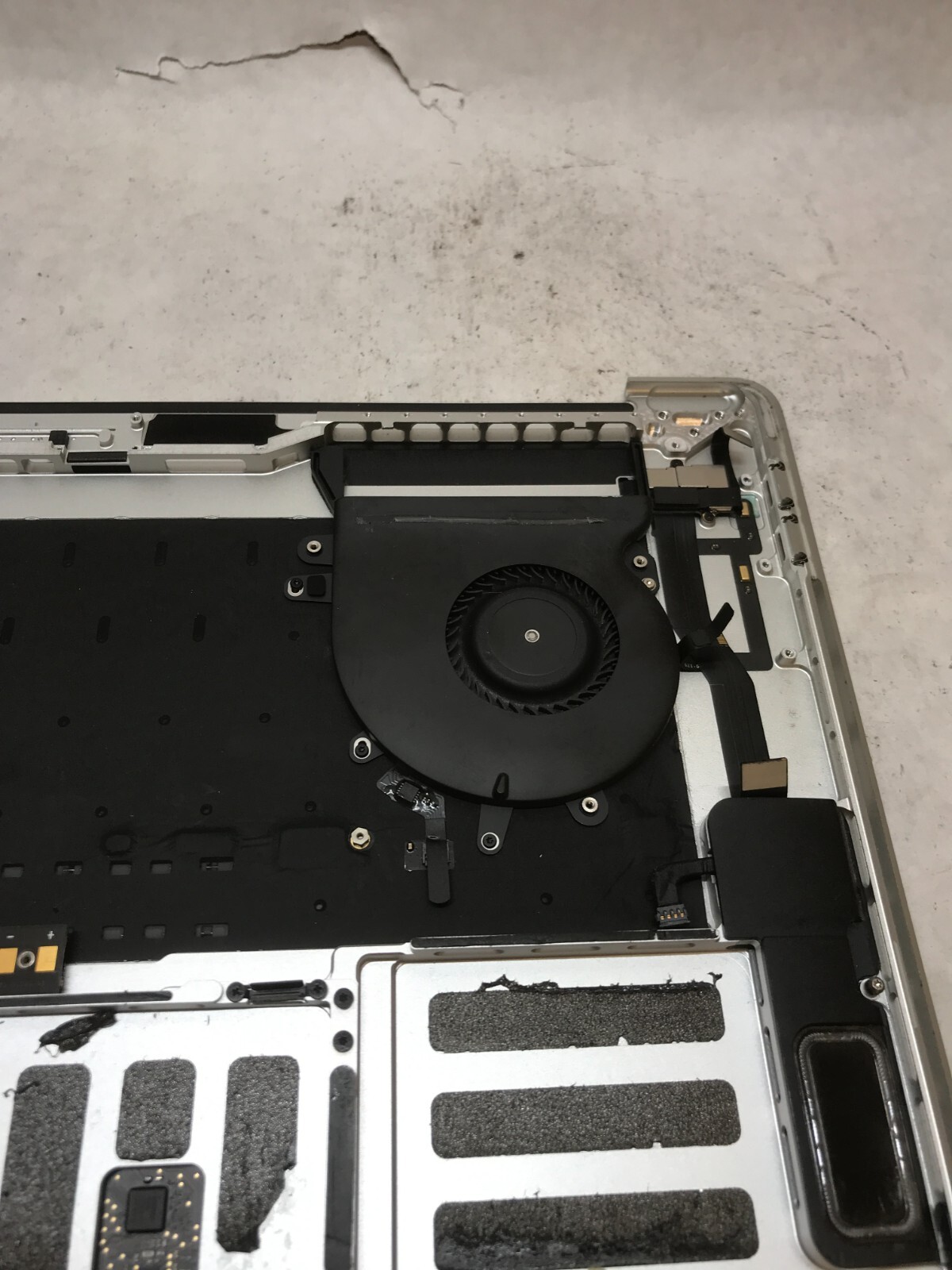 Apple MacBook Pro Touch/2018 A1990 Palmrest NO MOTHERBOARD For Parts/Repair – DW
