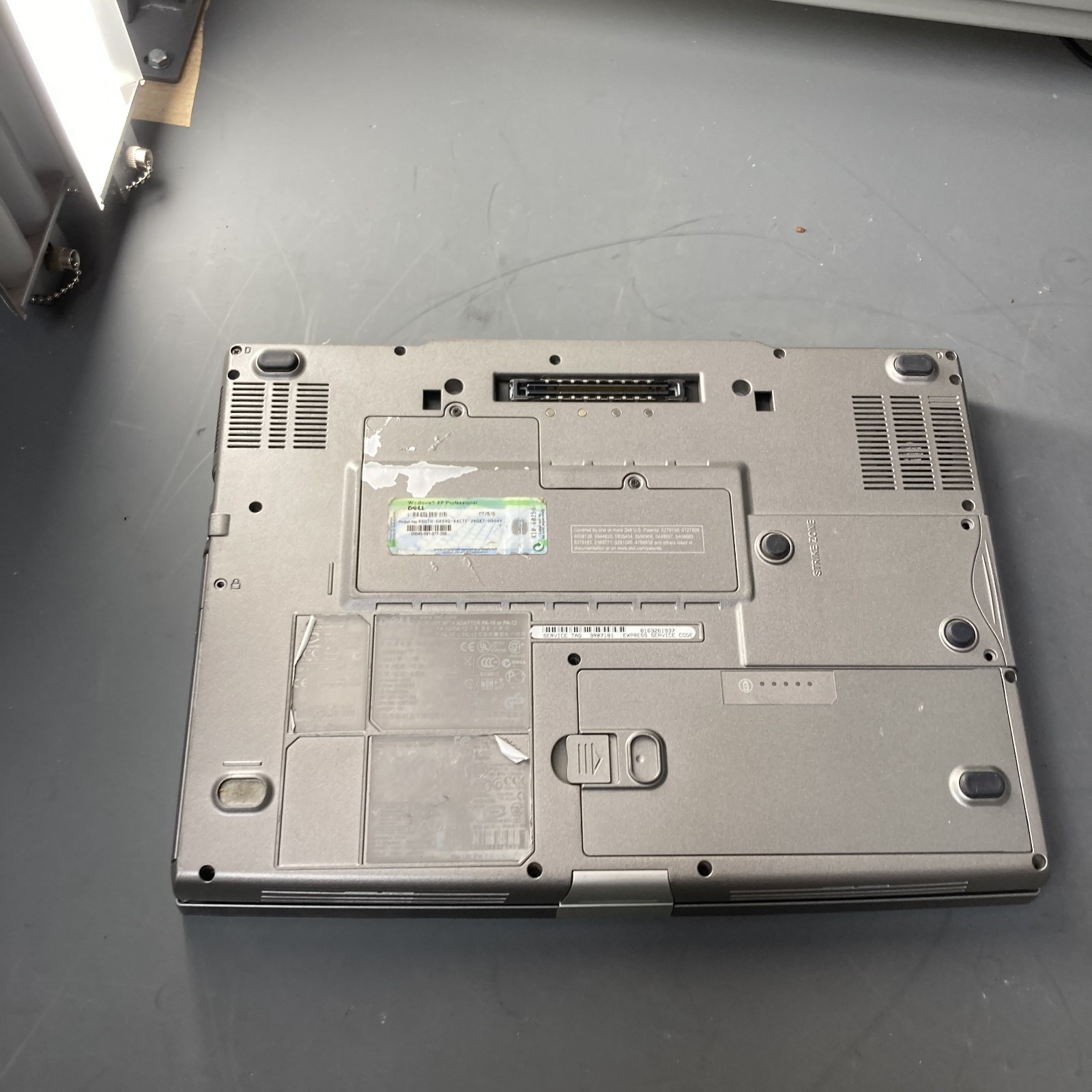 Dell Latitude D810 Laptop Pentium M 1.86GHz 2GB RAM No HDD NO OS
