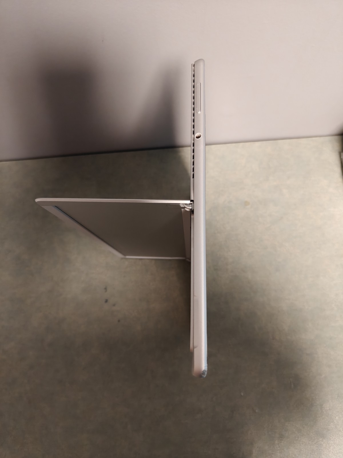 Microsoft Surface Pro 8 1983 i5-1135G7 256GB SSD 8GB RAM Win 11 Pro – CRACKED
