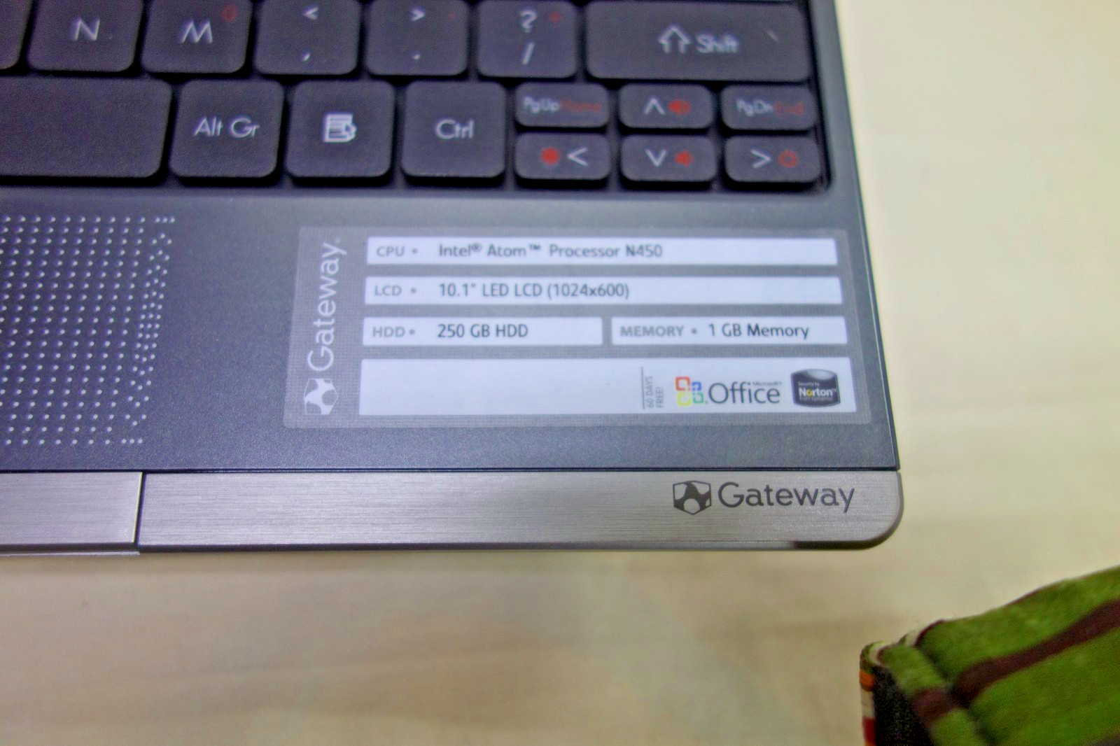 Gateway LT2104u NAV50 Netbook 10.1″ Intel Atom 1GB RAM 250G Box Manual Case Win7