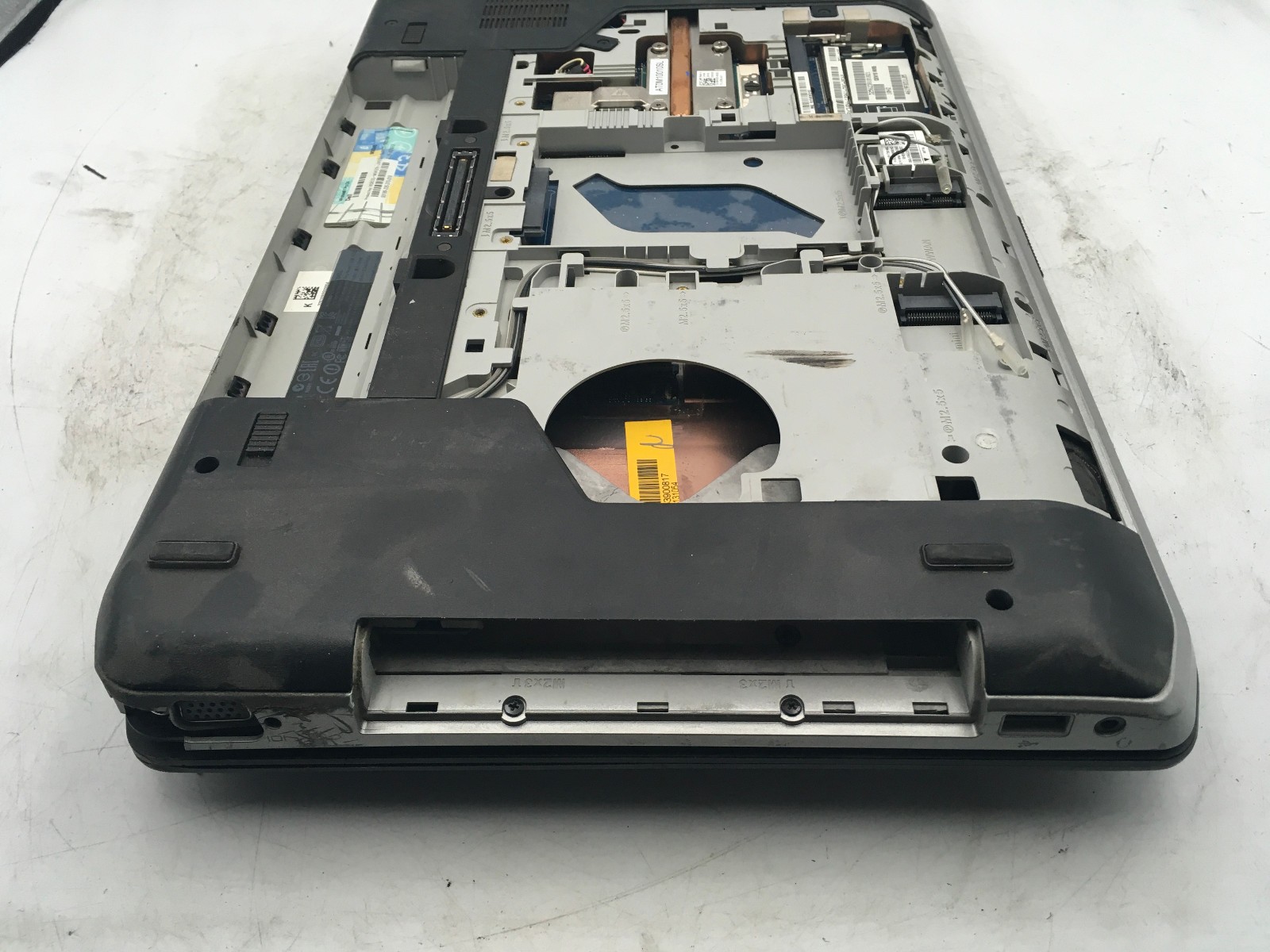 DELL LATITUDE E5530 – BOOTS TO BIOS/BAD HINGE – INTEL I5 3230M – NO RAM -READ-BB