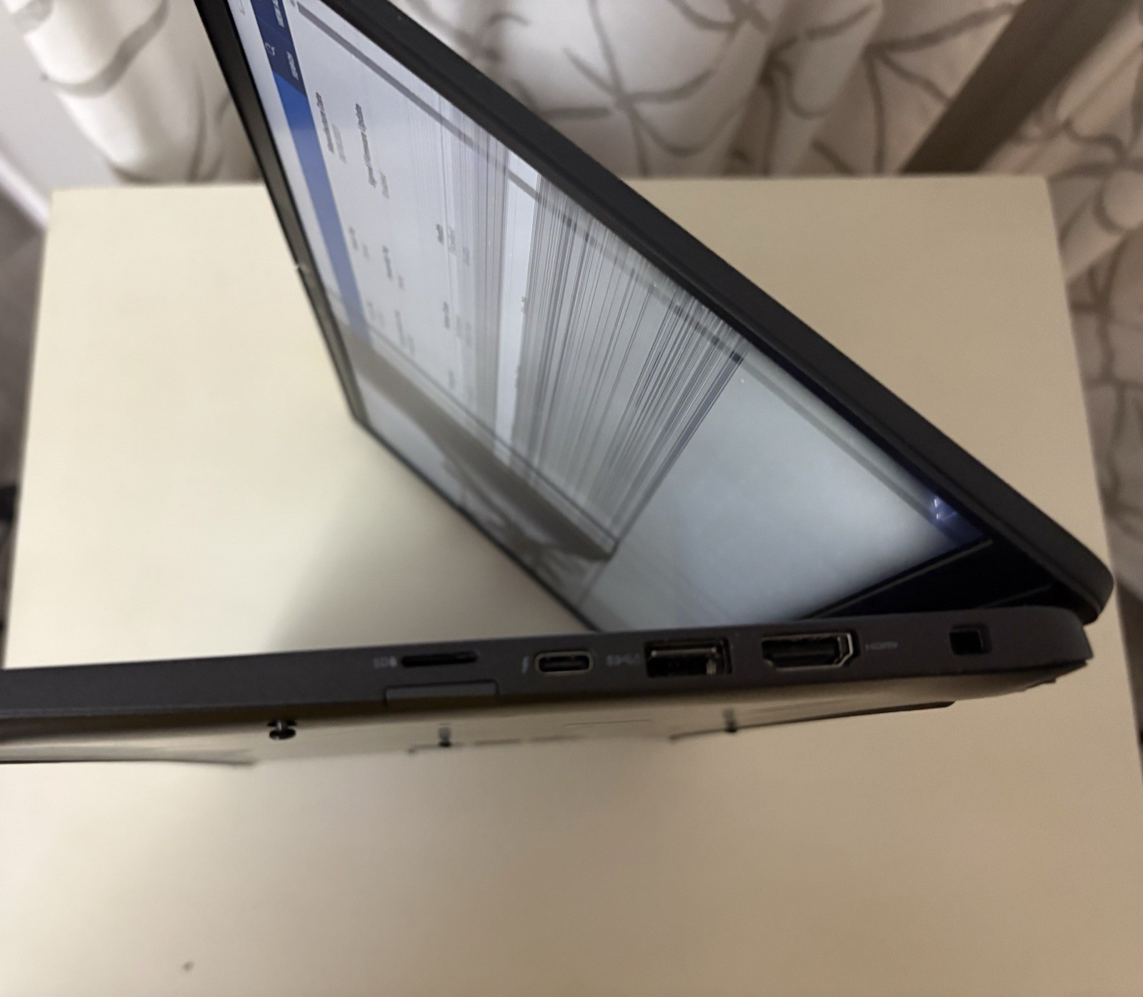DELL LATITUDE 7520 15.6″ i7-1185G7, 16GB RAM, **NO SSD, BROKEN SCREEN**