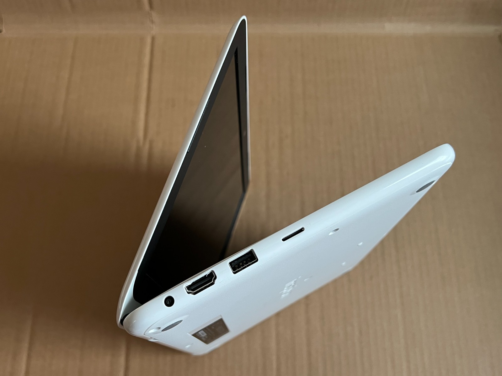 11.6″ Dell Inspiron P24T001 EMMC HDD White Laptop – PARTS – DISPLAY BROKEN