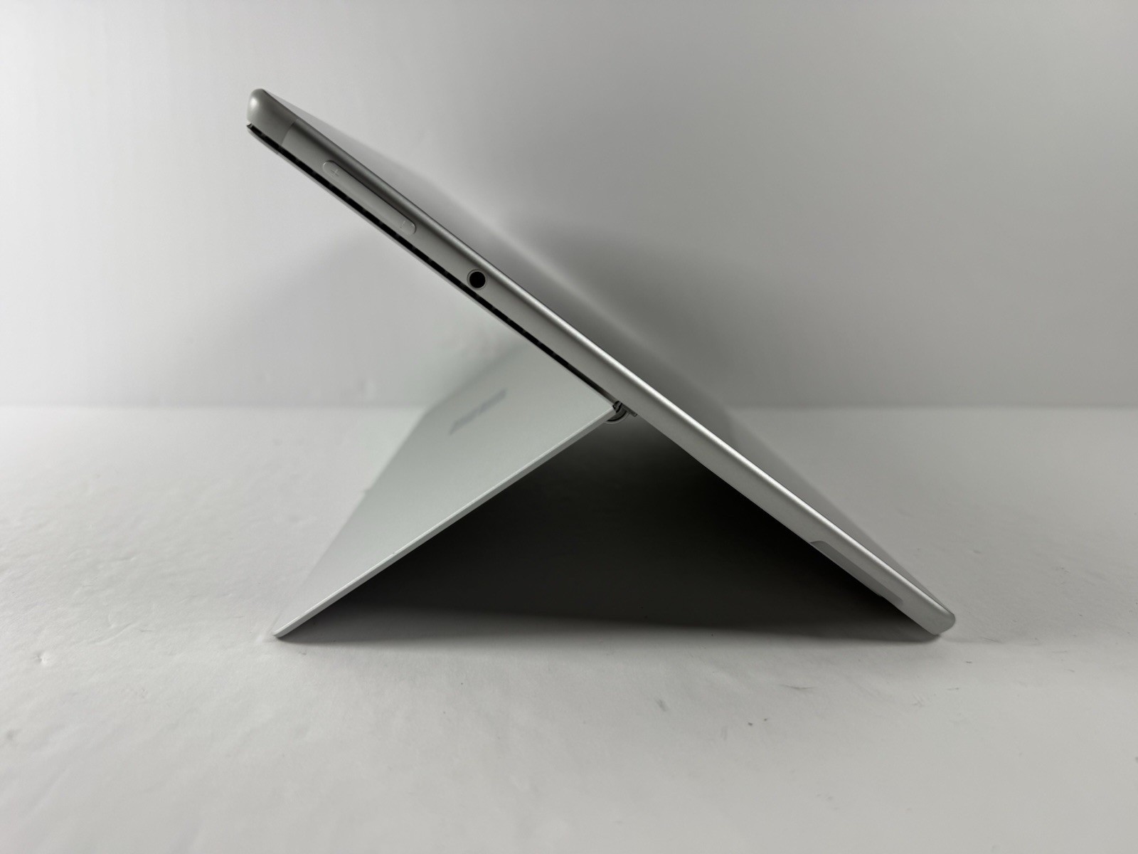 Microsoft Surface Pro 8 (1982) i5-1145G7 – 16GB RAM – 256GB 120Hz – Win 11 Pro