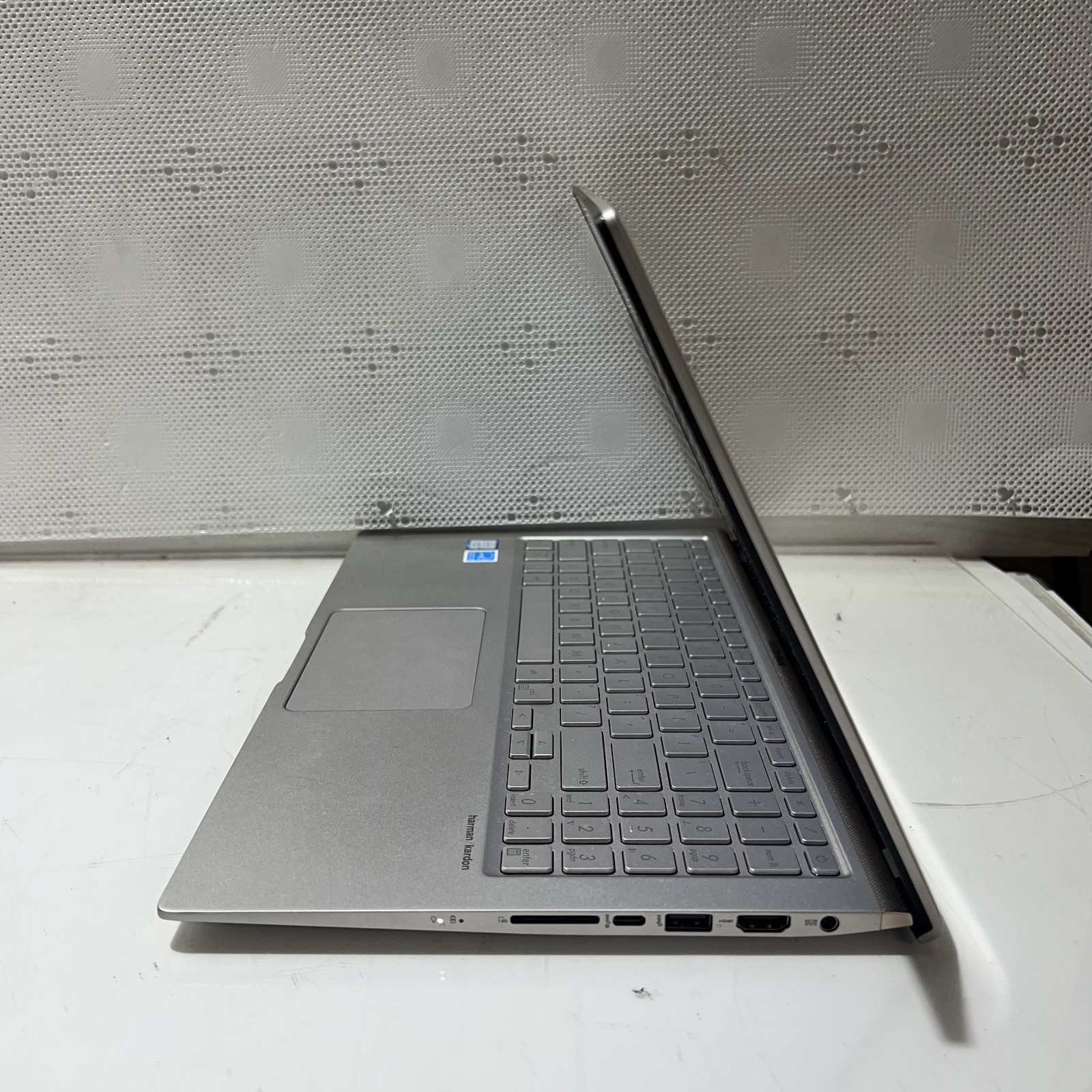 ASUS ZENBOOK UX533F i7-8565U@ 1.80GHz 16GB RAM 512GB SATA SSD WIN-11P
