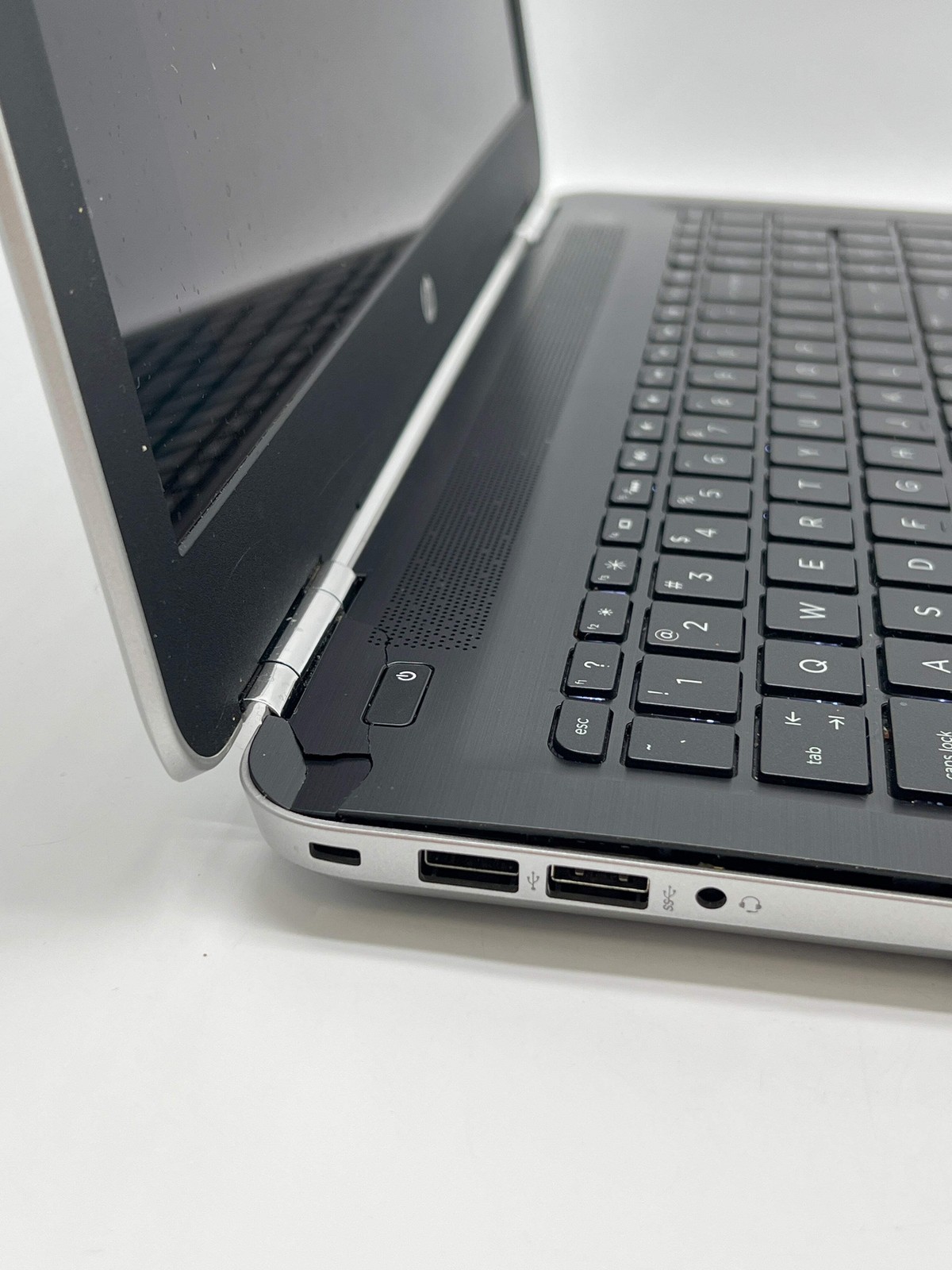 HP Pavilion 15-aw053nr AMD A12-9700P 8GB RAM 1TB HDD – For Parts (Read)