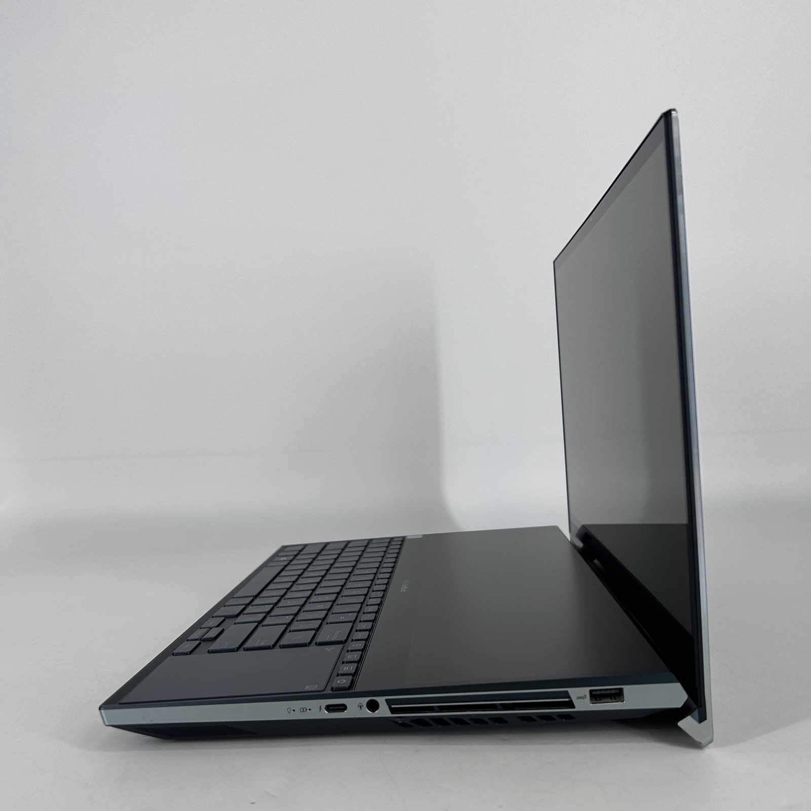 Asus Zenbook Pro Duo 15 4K TOUCH 2.4 GHz i9-9980HK 32GB 1TB SSD RTX 2060 Good