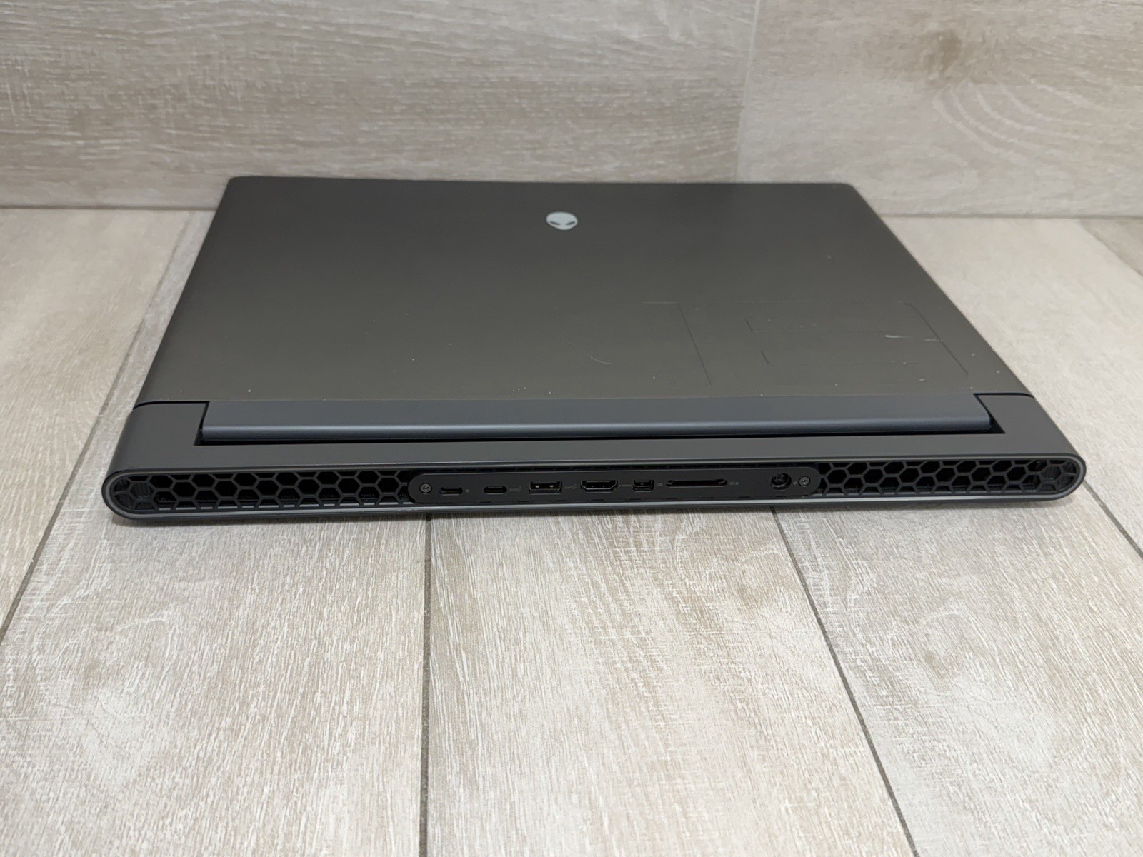 Alienware m18 R1 18″ AMD Ryzen 9 7845HX GeForce RTX 4070 16GB RAM 512GB NVMe SSD
