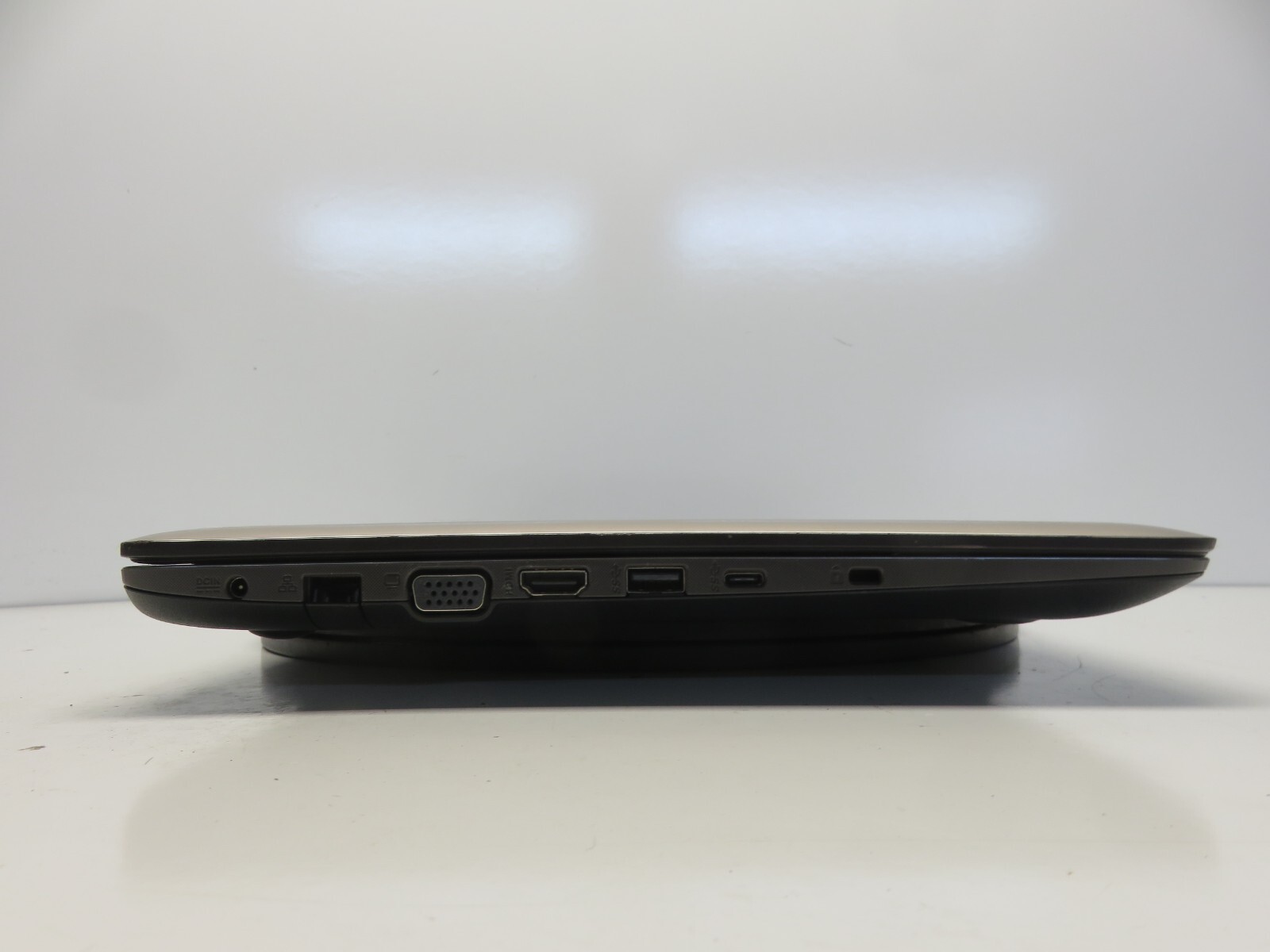 Asus F556U Intel i5-6200U 2.3GHz 8 GB NO HDD No Batt