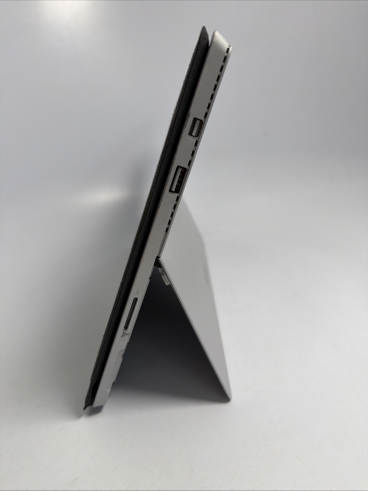 Microsoft Surface Pro 3 12.3″ Core i5-4300U 1.90GHZ 2.5GHZ 4GB RAM 128GB SSD W10