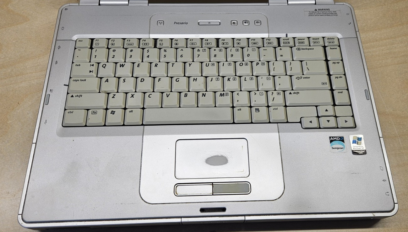 Retro Compaq Presario V5000 AMD Sempron 1.8Ghz / 384Mb Ram / NO HDD NO PSU