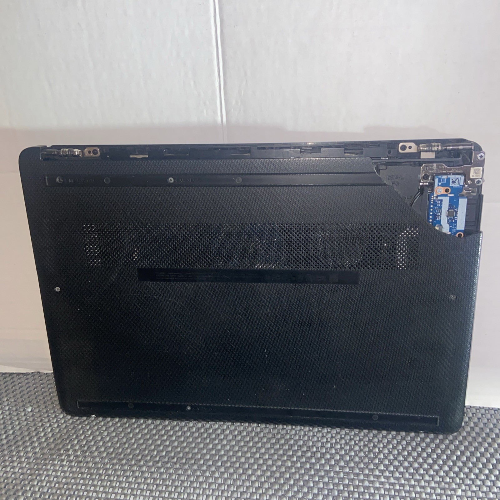 HP 14″ (NO DRIVE, AMD Athlon Gold 3150U, 4GB RAM) REPAIR/ PARTS ONLY